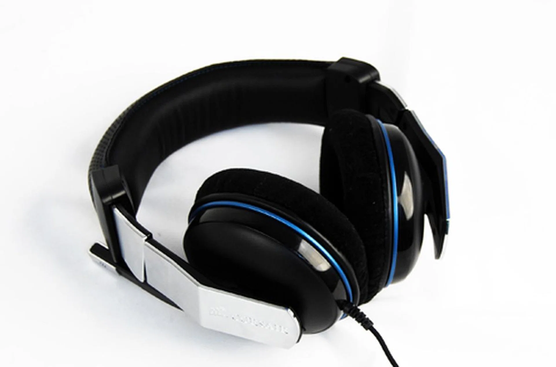 As you can see in this shot, the Vengeance 1500 is an eclectic mix of materials and fabrics including glossy plastic, brushed aluminum, cloth mesh and velvet cushioning.