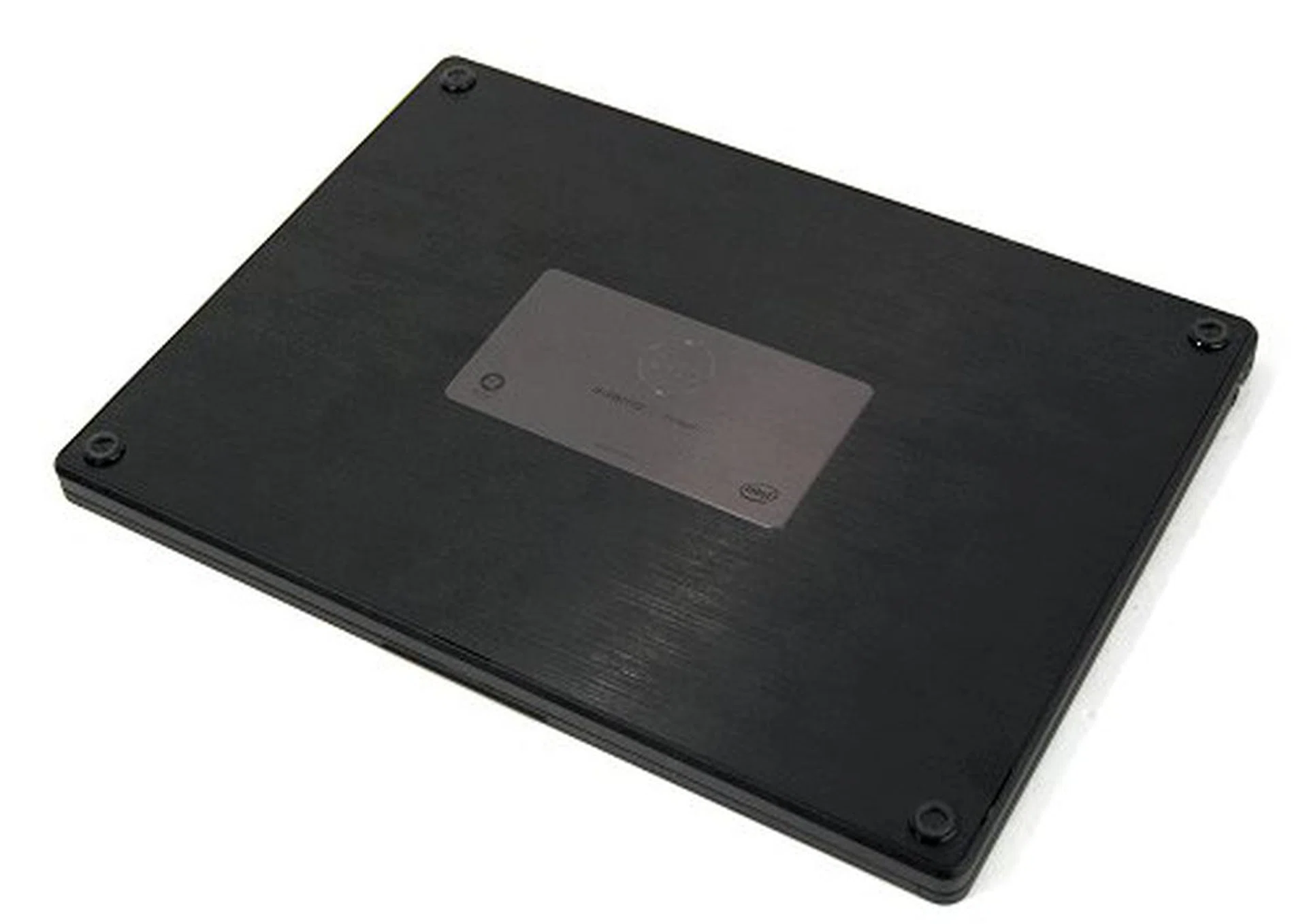 The bottom of the Adamo reveals a very clean surface with just a metal plaque adorning it.