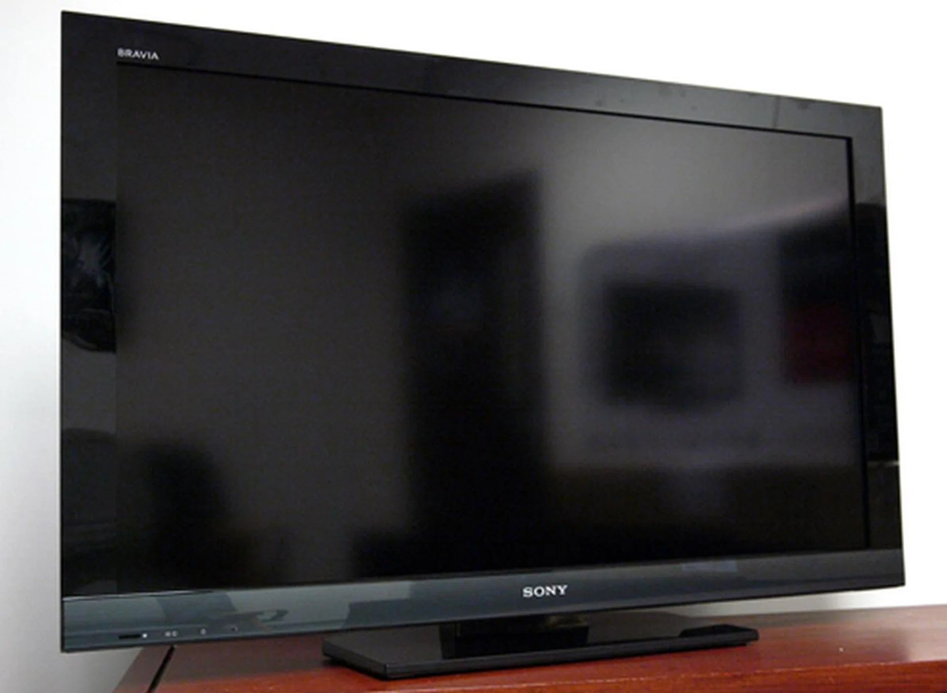 Framed with a simple black bezel and a lower strip of grey, Sony's 40-inch offering should blend in well with most modern decor. As usual, a commanding BRAVIA tag can be found at the top left corner. The panel wears a matte coat which makes it less reflective than glossy alternatives.