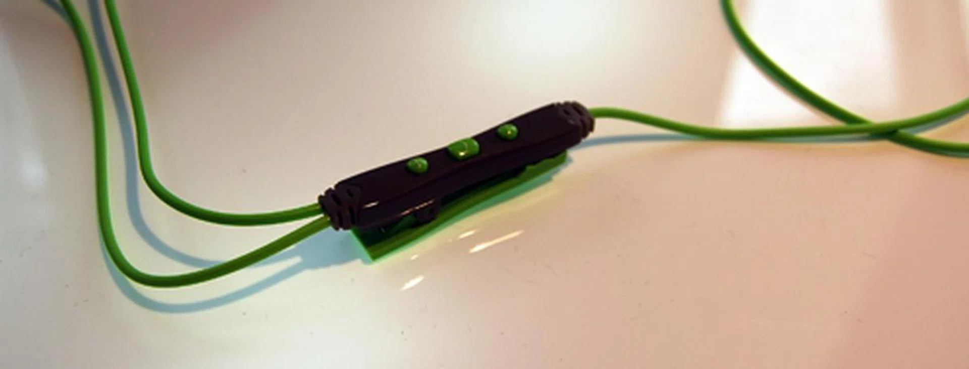 An in-line three-button control pod eliminates the need to change tracks from your music player. The clip attachment also provides extra anchoring for the A5i.