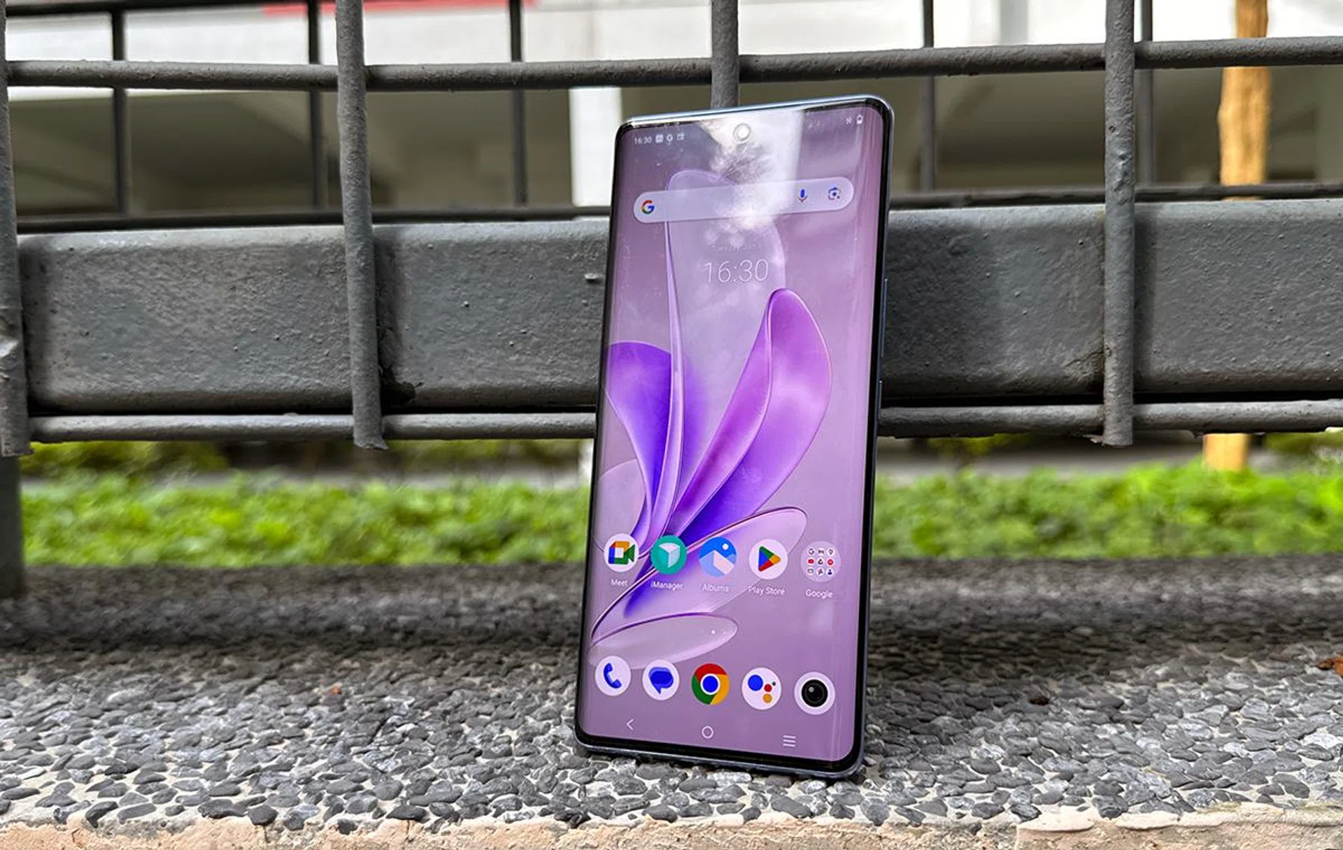 Vivo V29 comes with a reskinned Android 13 (Funtouch OS) that can be upgraded to Android 14 after a firmware update.