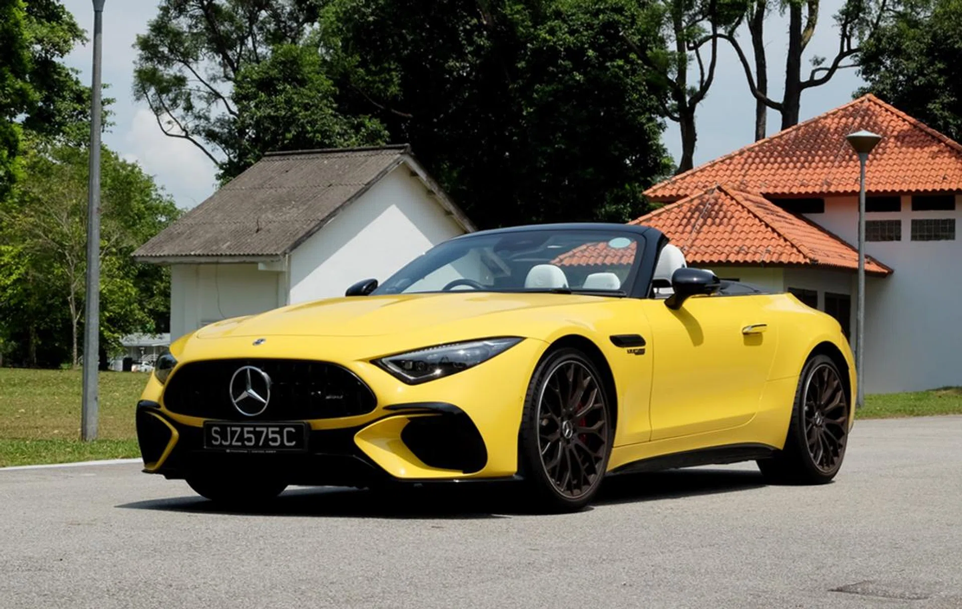 The new SL is built on an all-new platform and developed entirely by AMG. 