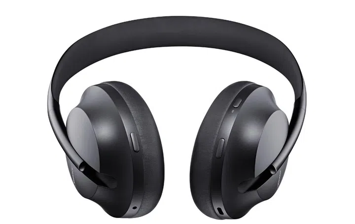 Three discreet buttons line the headphone. 