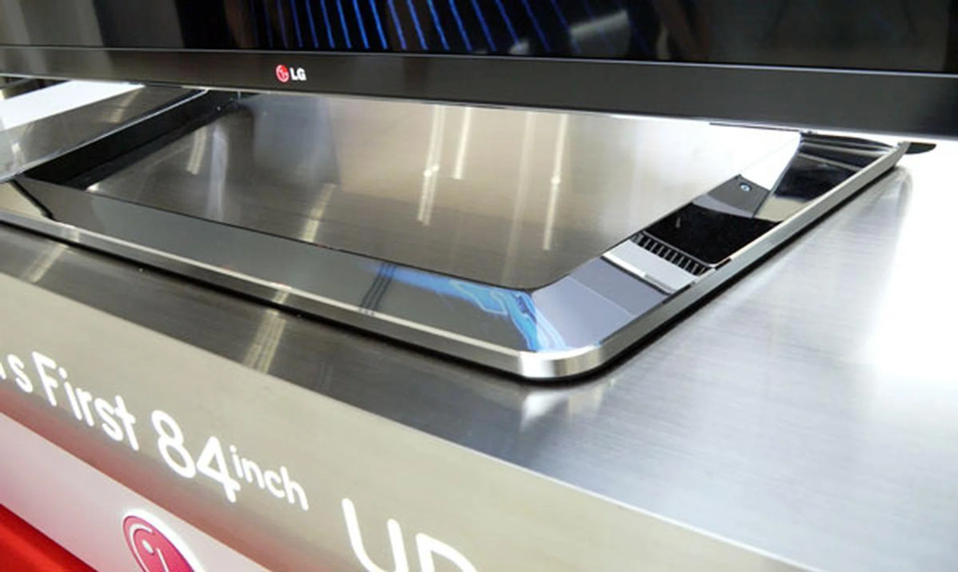 Although the Ribbon Stand looks similar to the one on the 55-inch LM9600, LG had to customize a larger and sturdier joint to support the UD TV's massive weight. And yes, it swivels as well. 
