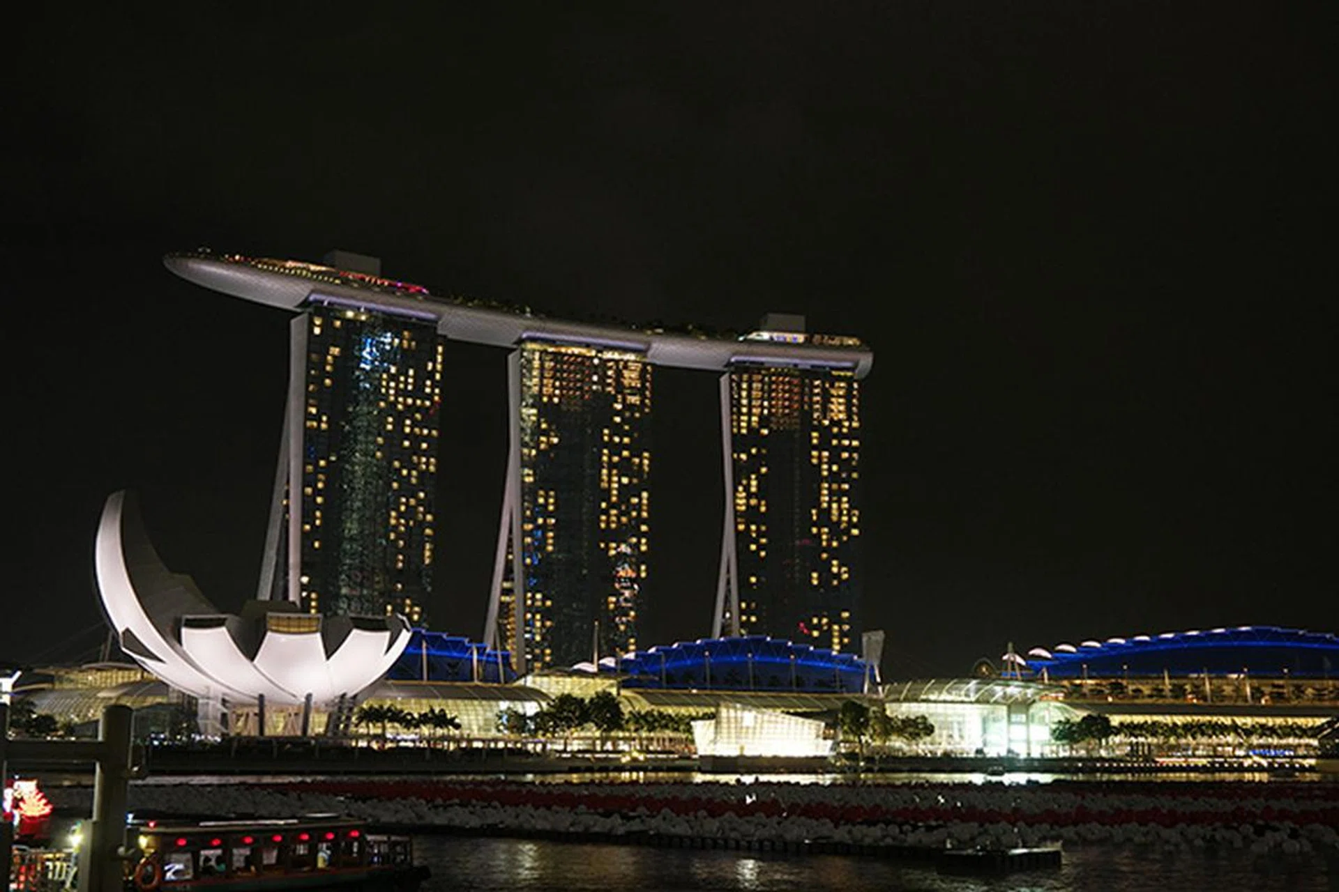 30mm at f/2.5, 1/15s, ISO 1600 (NX1). Click for full-resolution image.