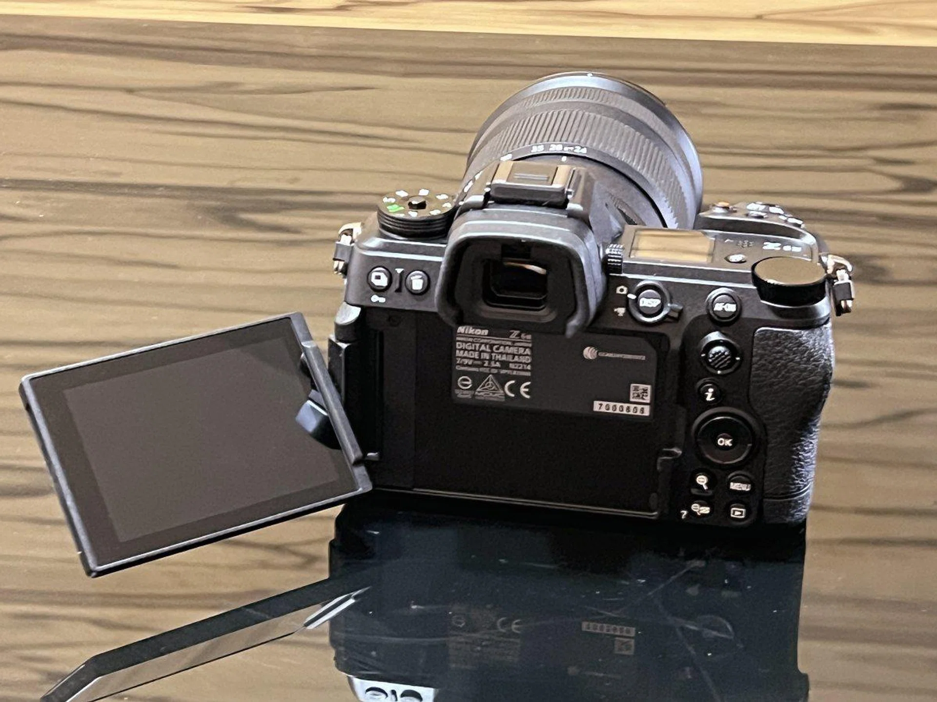 2.1-million dot, 3.2-inch touchscreen display that can rotate 270-degrees.. Image Source: HWZ