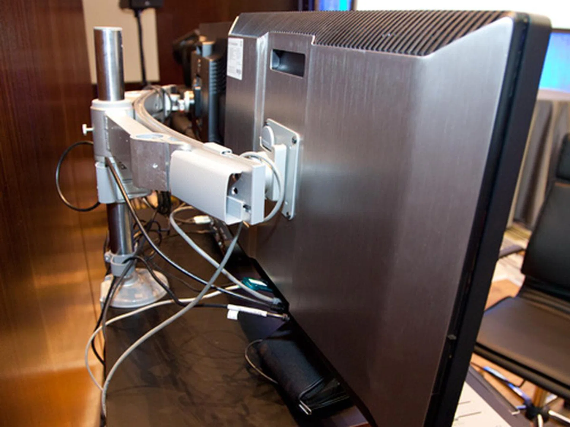 You can remove the base that comes with the Z1 workstation so that the system can be attached to a standard VESA monitor mount as shown in the setup below.