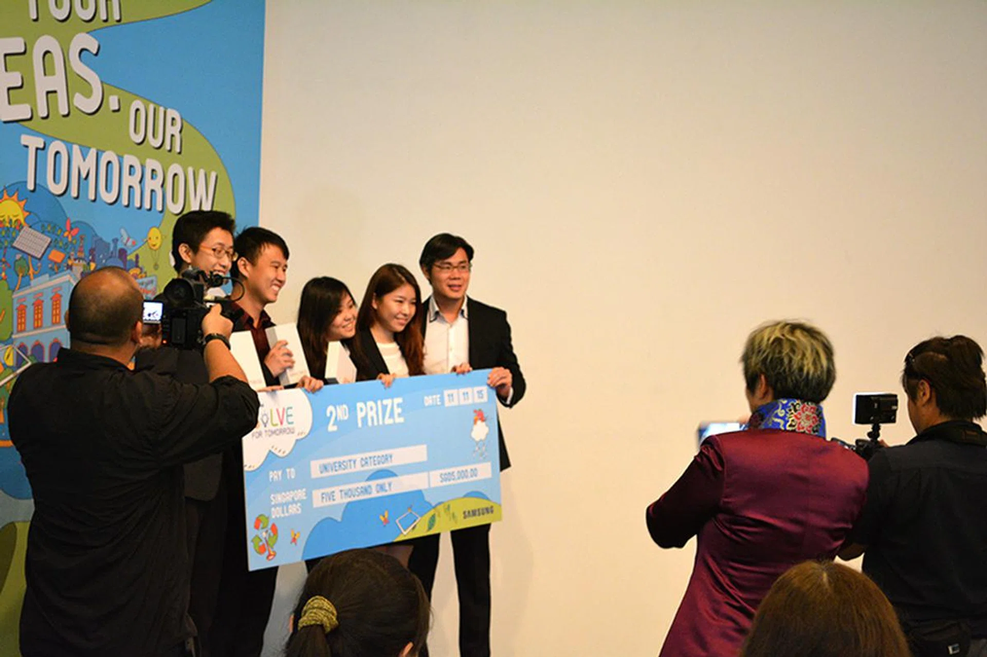Beep8 receiving their prize on stage from Eugene Goh (far right), Samsung's Vice President of IT & Mobile.