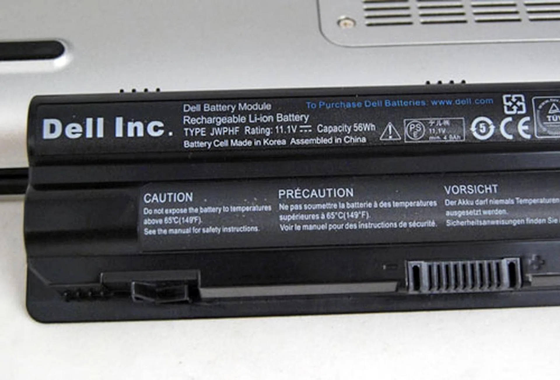 The Dell XPS 15 uses this 6-cell 11.1V 56Wh Li-ion battery.