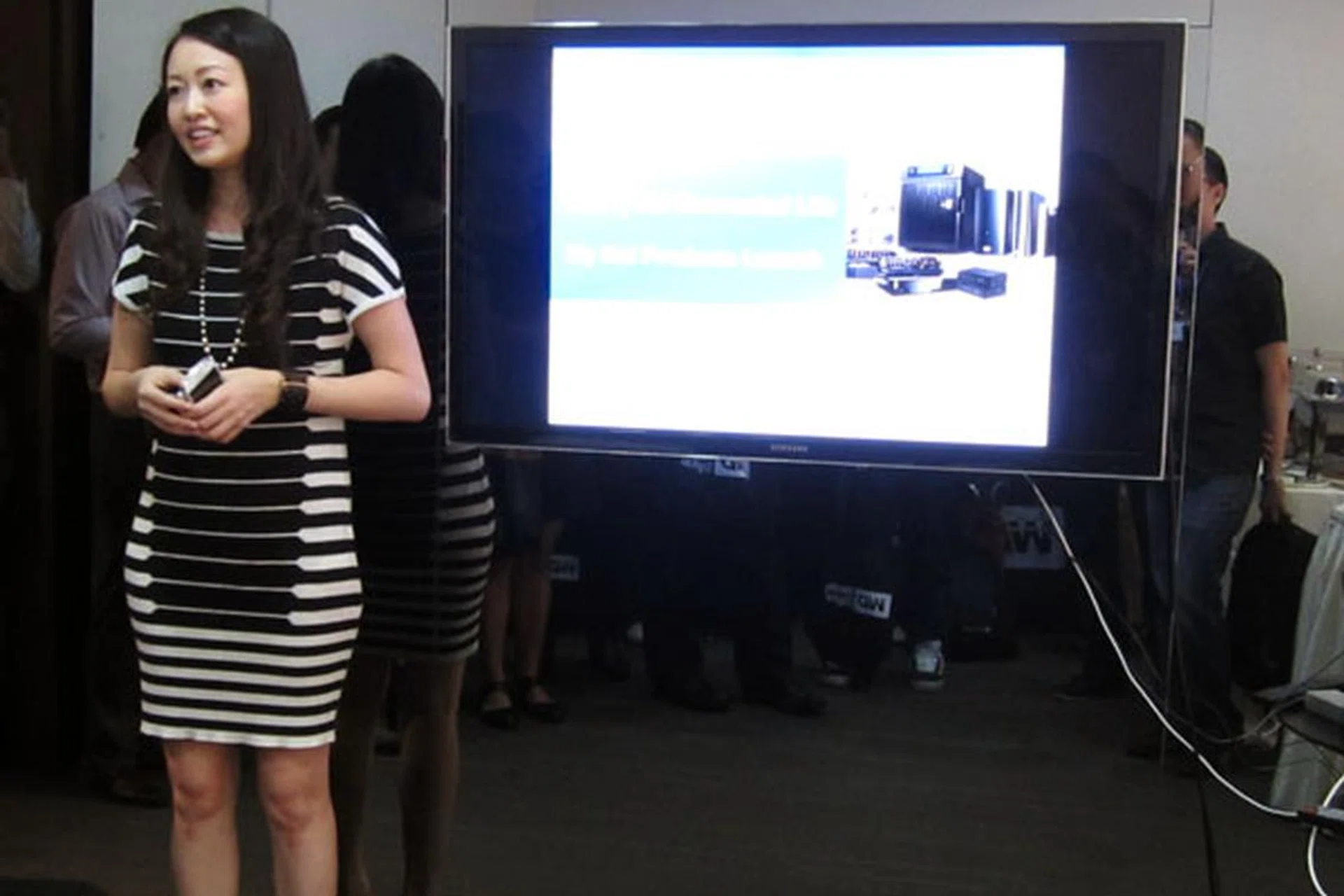 Miss Amy Tan, Senior Manager of WD's South East Asia region, giving members of the press a quick overview of the company's maiden suite of wireless routers. 