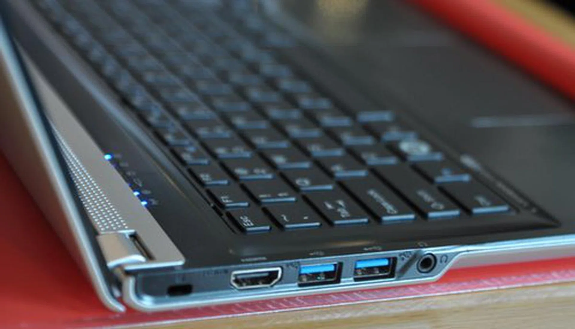 On the left, you can expect to find two very useful USB 3.0 ports, an audio jack and a full-sized HDMI port. 