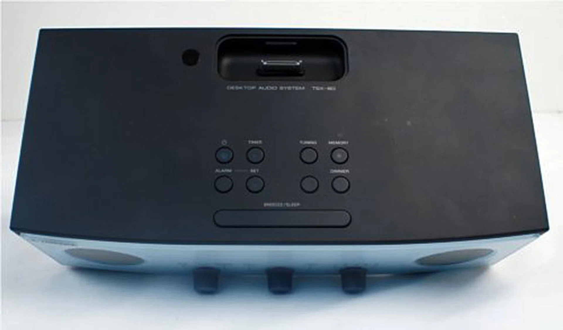 On the top surface you will find the docking station along with the controls to the basic functions of the Yamaha TSX-80. As is to be expected, the largest button is Snooze. 