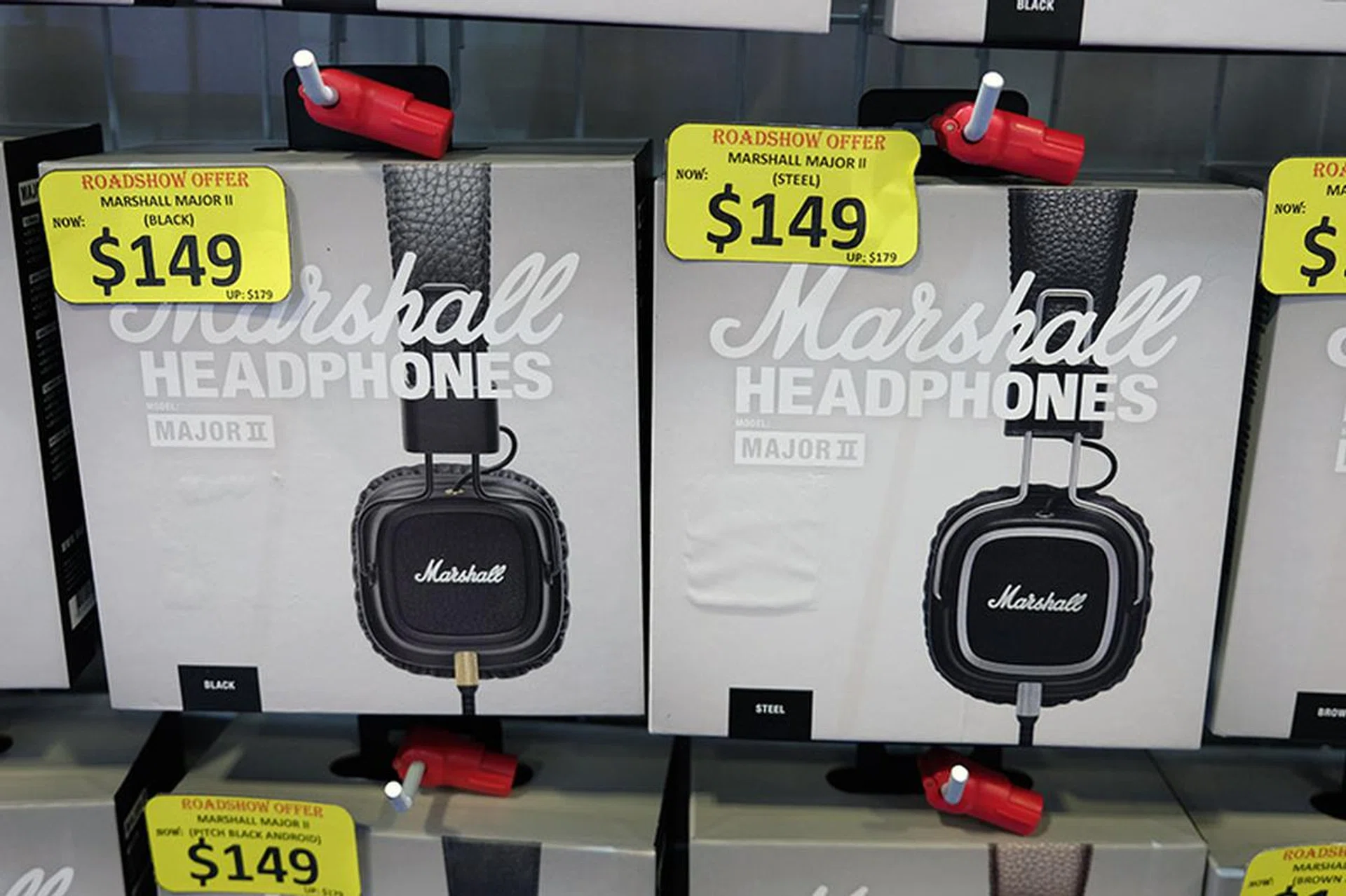 The Marshall Major II has a handsome retro design and features soft cushion earpads, a fully collapsible design, and large 40mm drivers. It is priced at $149 (U.P $179).