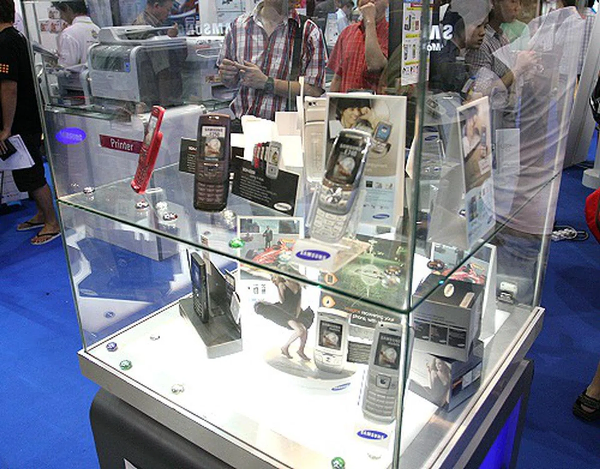  On the mobile phone front, there's a wide selection of delectable slim phones are available for view, hands-on trial, and purchase.  