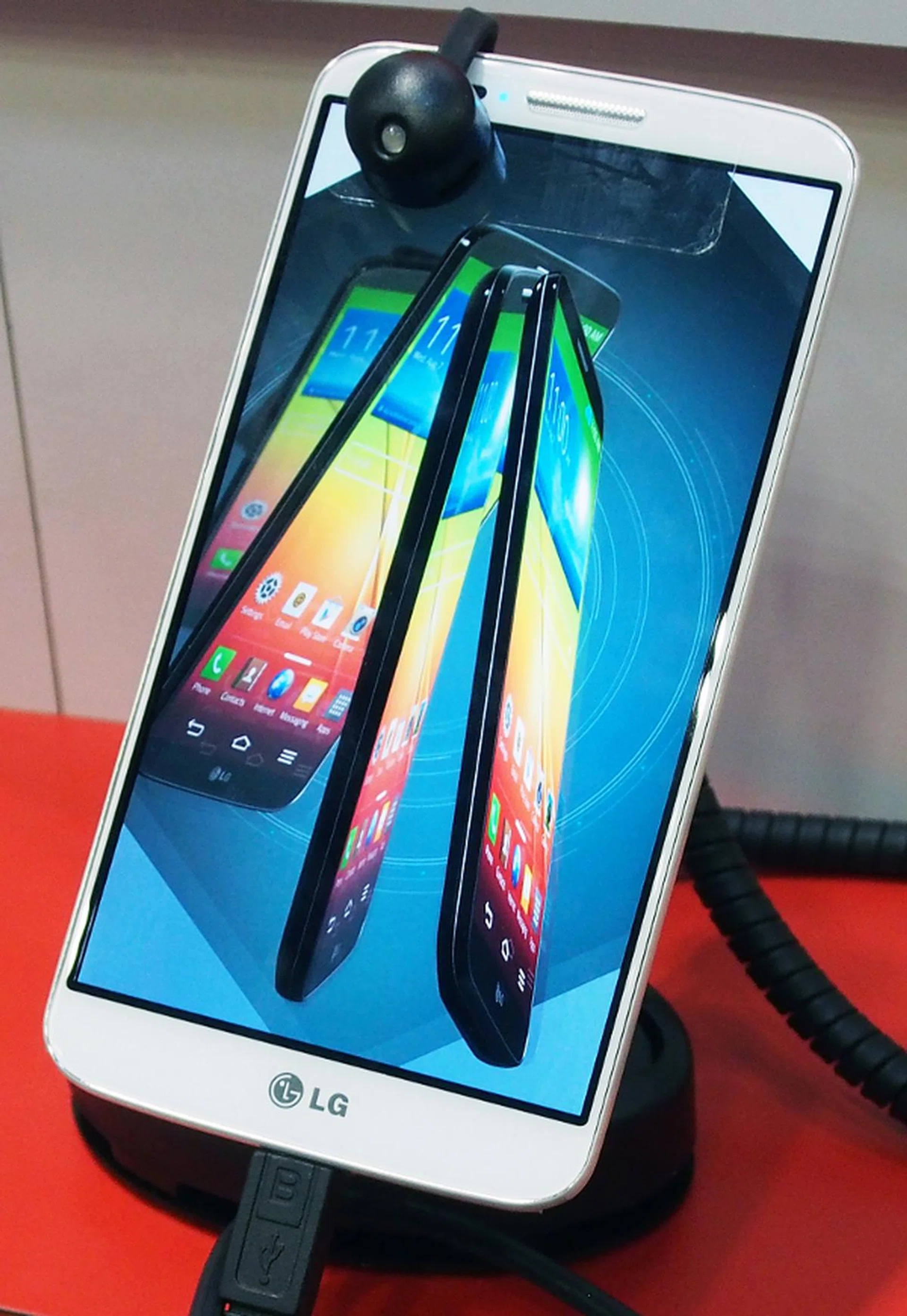 The LG G2 is yours if you sign a 2-year contract with Singtel.
It's $218 if you sign the Value plan, while you will have to fork out $398 if you sign for the Lite plan.