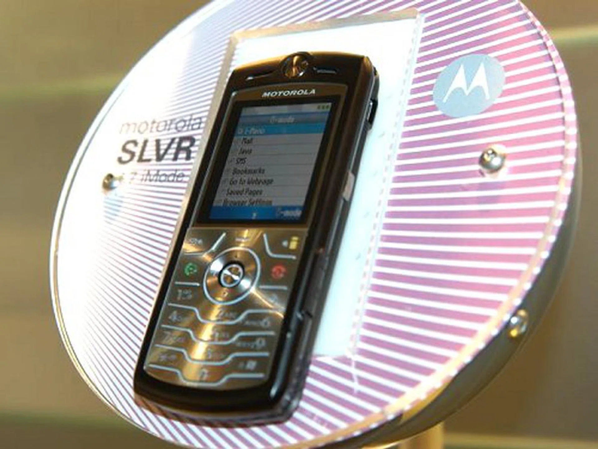 Again, the same form factor in the L7, but also with iMode support. We suspect there will be many more variants of this slim candybar in the year to come. Time will tell.