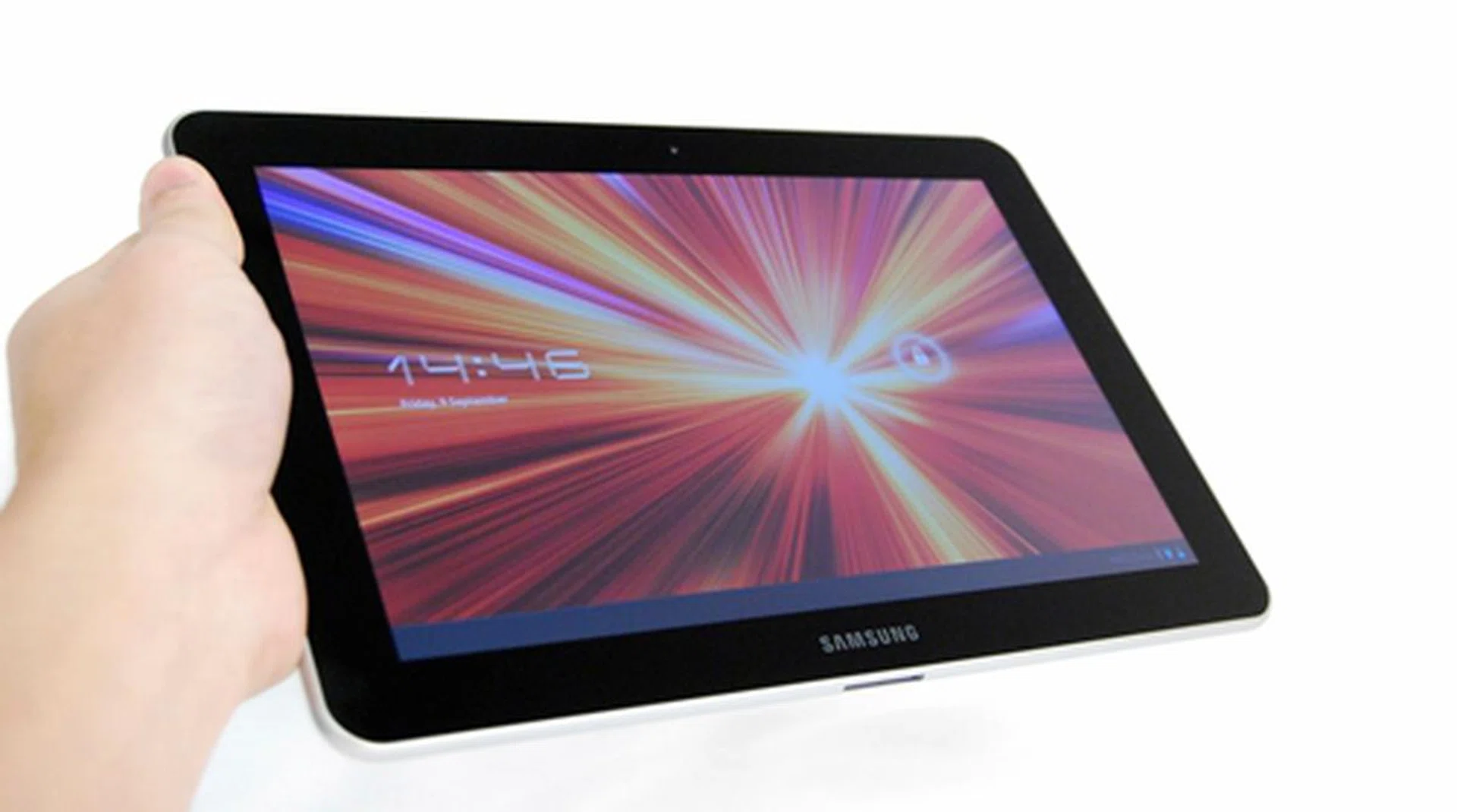 We were totally comfortable handling the Samsung Galaxy Tab 10.1 in one hand as it is only 565g. The feeling is amazing as we've had our fare share of various tablets but none can match its excellent portability and handling.