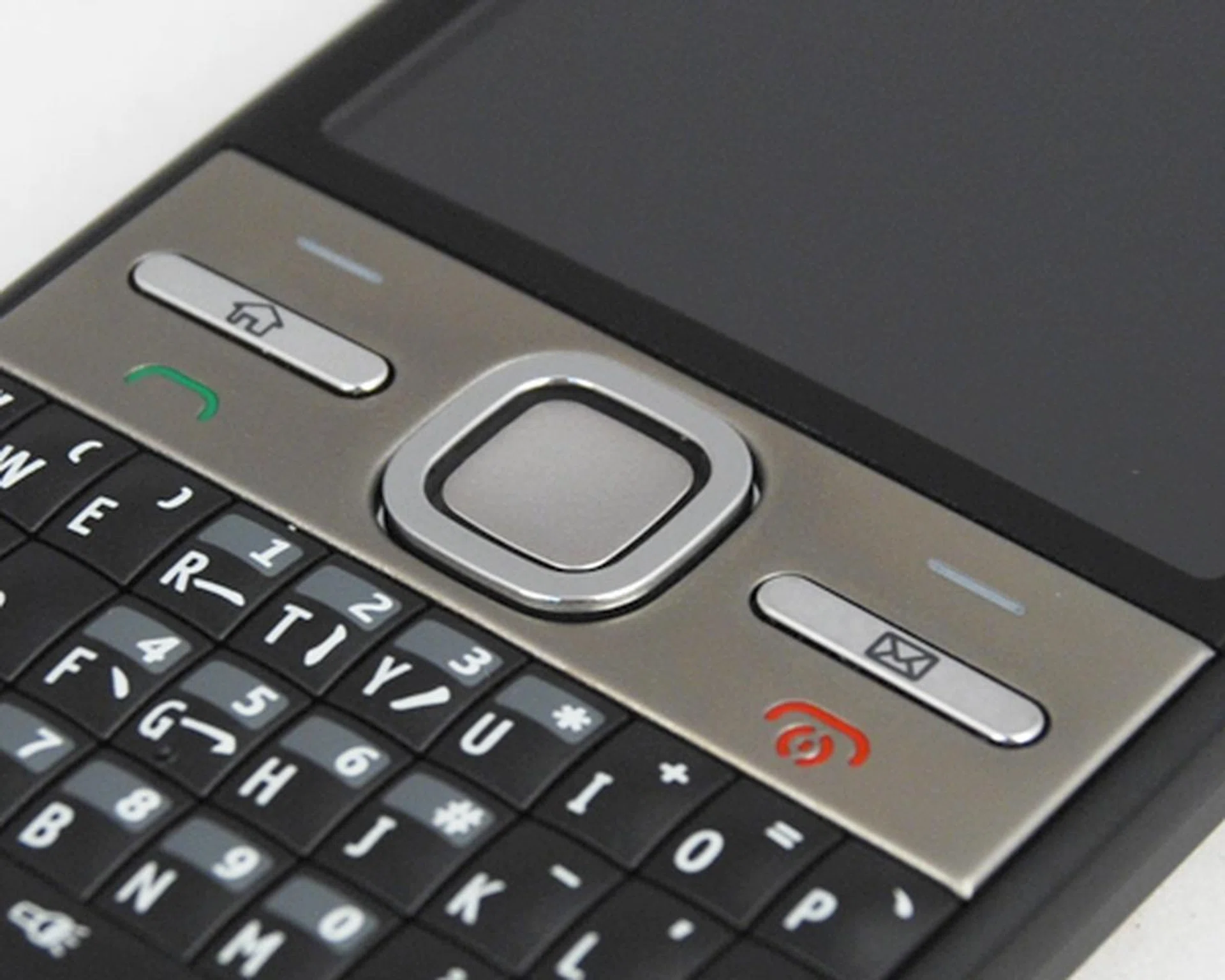 The five-way directional pad is the main interaction point for the E5, doubling up as a camera button too.