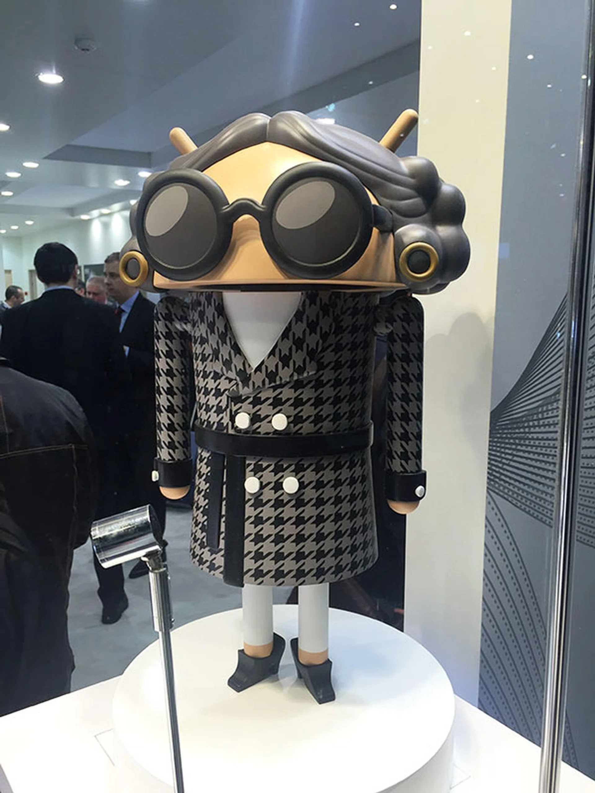Each Android partner at MWC has their own custom Android statue dressed up in a unique costume. Here is ASUS'.