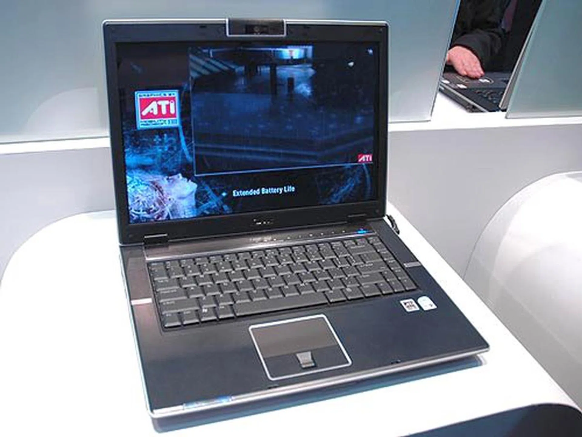 Similar to the F2J, the ASUS V1J is also a business notebook with security features such as biometric fingerprinting, TPM 1.2 and a liquid spill-proof keyboard. However, the notebook comes with a much more powerful graphics module based on the ATI Mobility Radeon X1600.