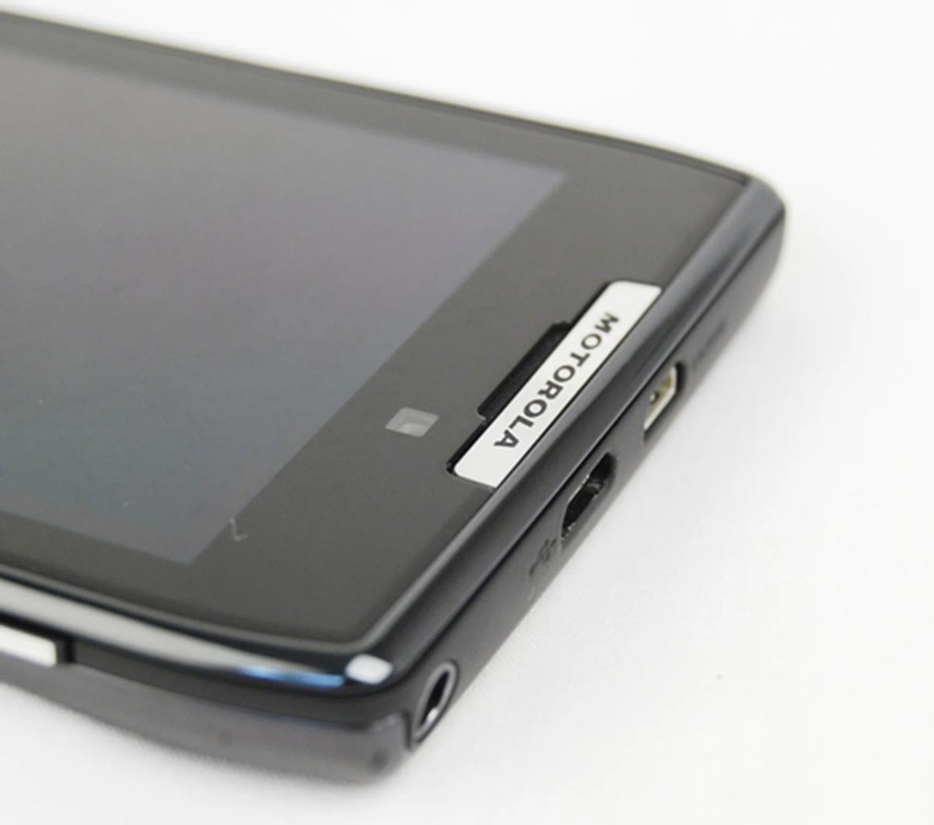Keeping in line with the minimalist and classy look, black, grey and silver are part of the color palate that decorates the RAZR.