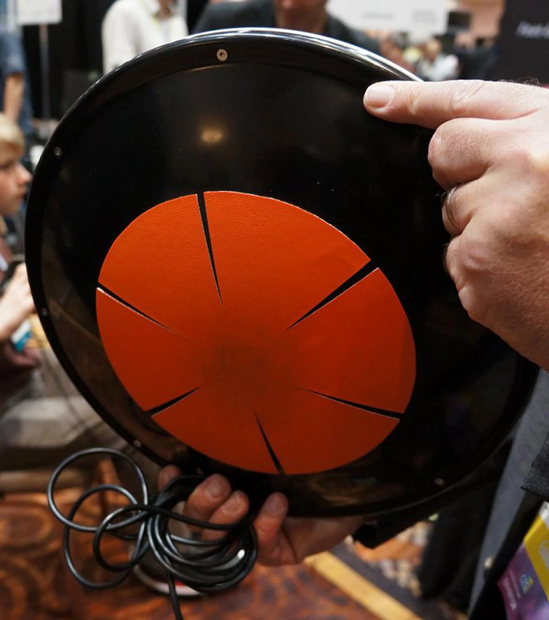 The bottom of the 3DRudder is shaped like a bowl to help you to easily tilt in the desired direction.