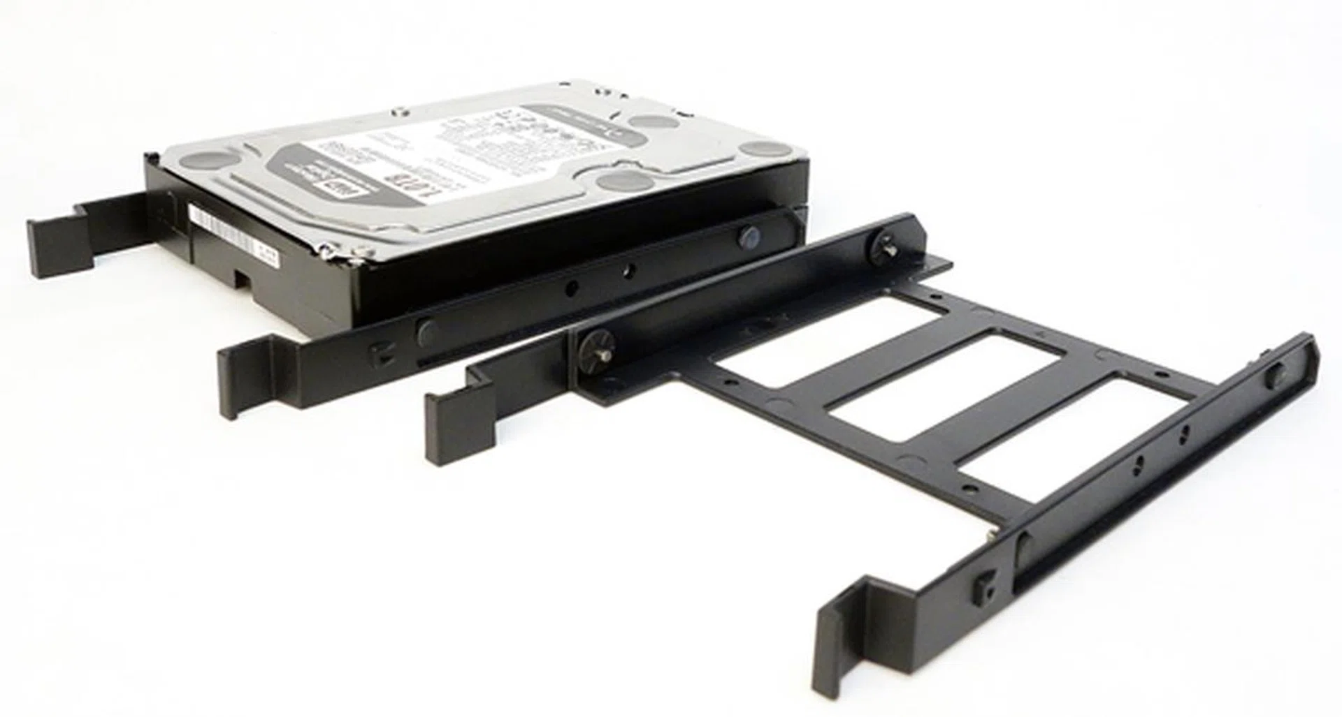 The plastic drive adapter of the drive cage allows for the tool-free installation of a 3.5-inch HDD as it has four rubber-padded, non-threaded screws that fit into the corresponding screw holes of the HDD. The rubber pads provide both grip and dampening effect.