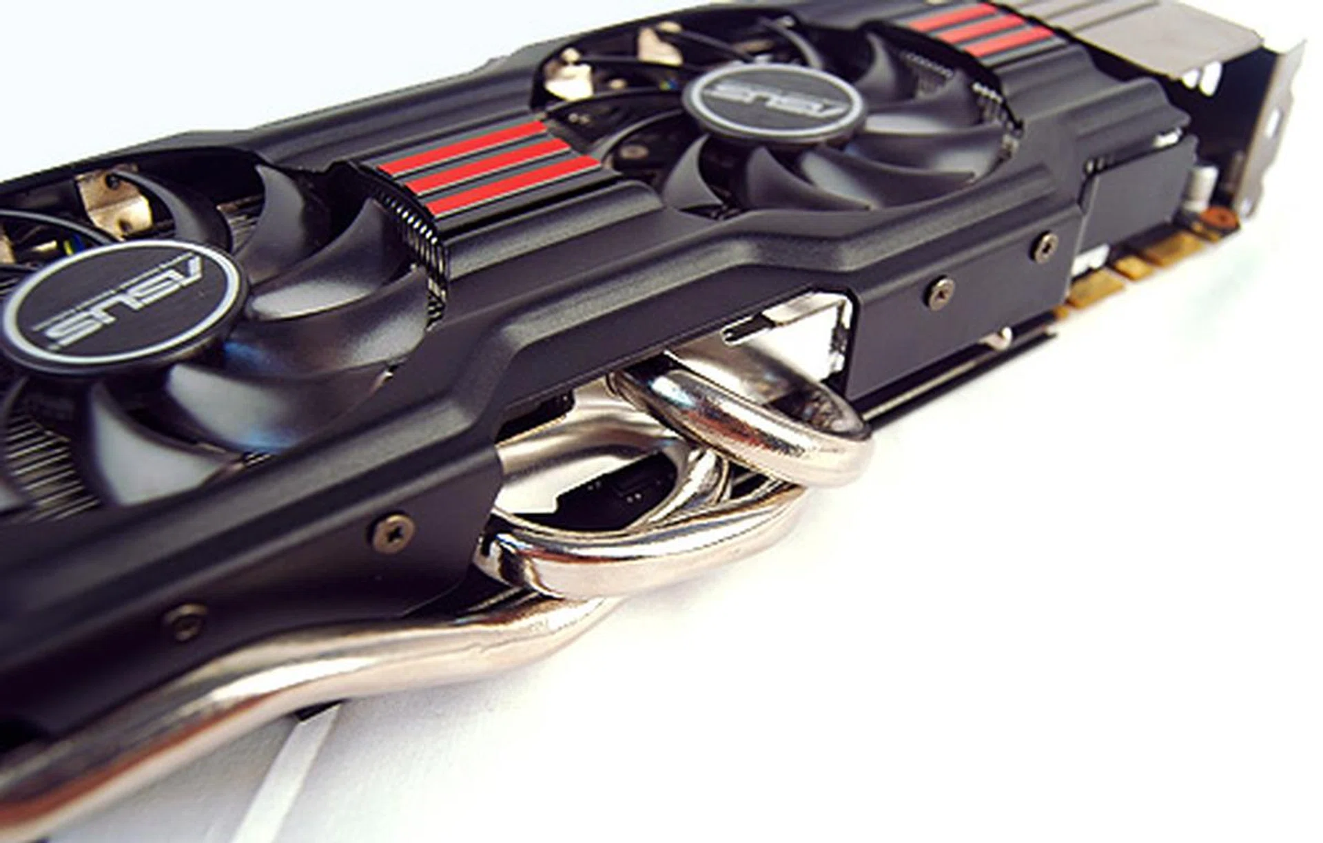 ASUS has employed their DirectCU II cooler on many cards in the past and on this card, the cooler has no less than five copper heat pipes (two on the other side).