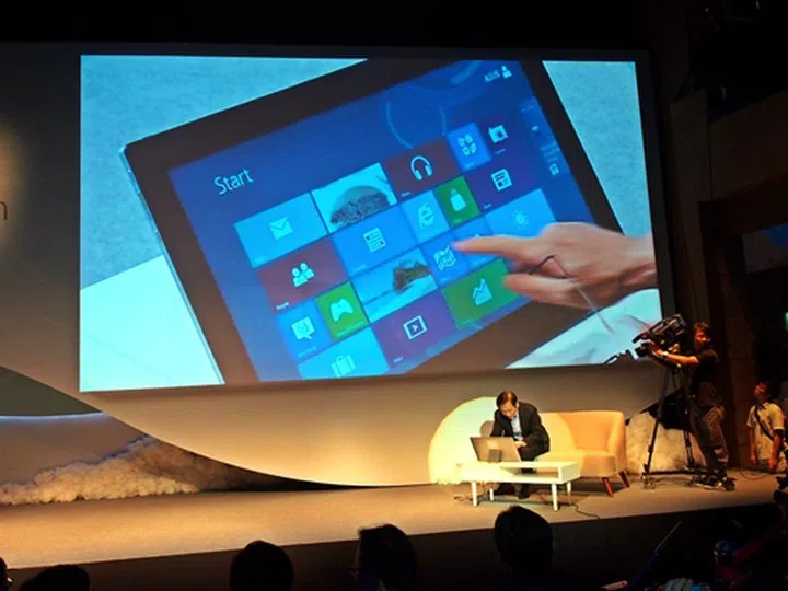 CEO Shih was interacting with the Metro start screen in a remote desktop mode. There is a kickstand behind that allows the detached screen to be inclined at a comfortable degree.