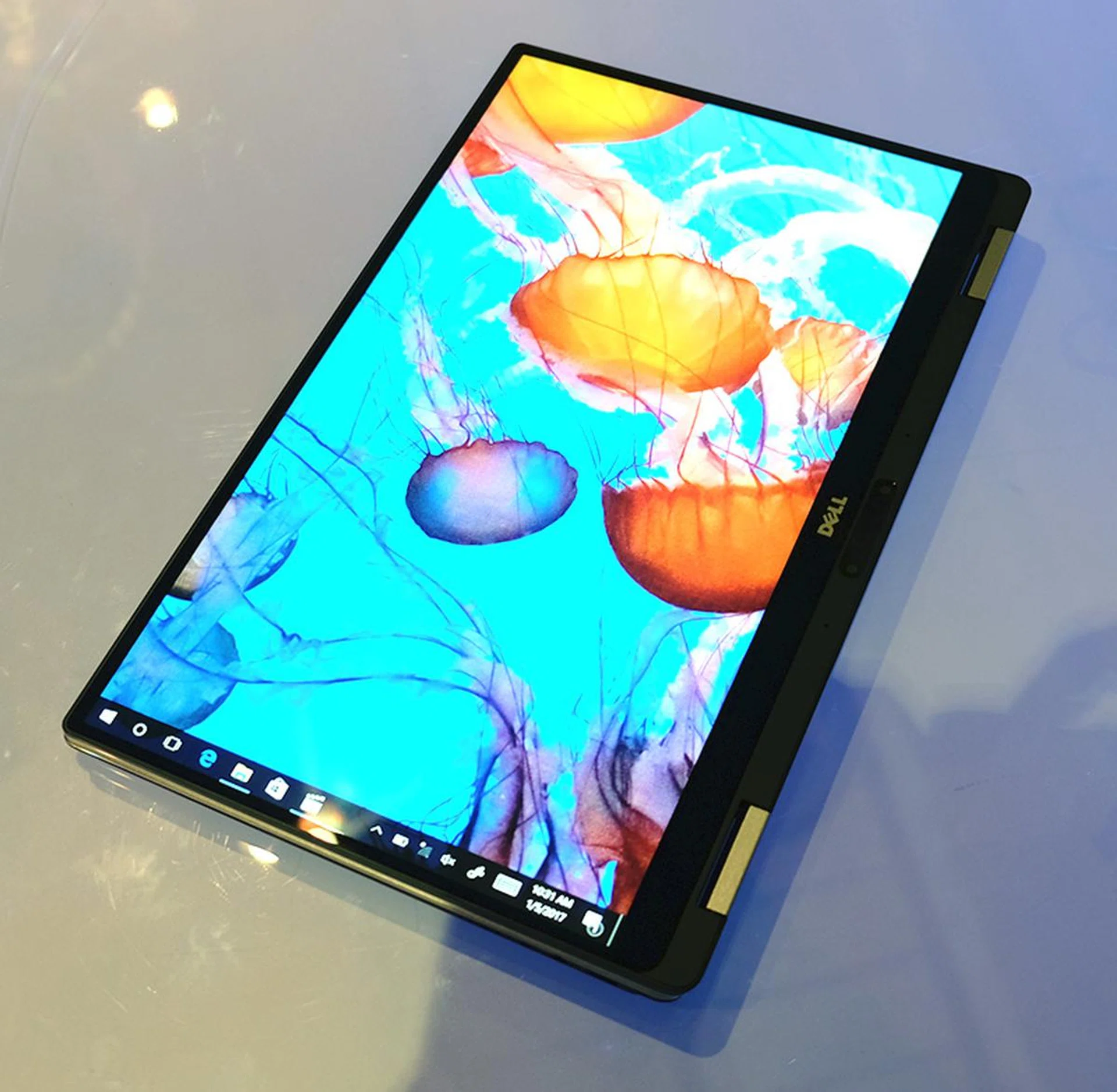 Thanks to its extremely compact dimensions, the XPS 13 2-in-1 is one of the handiest convertible notebook in tablet mode.
