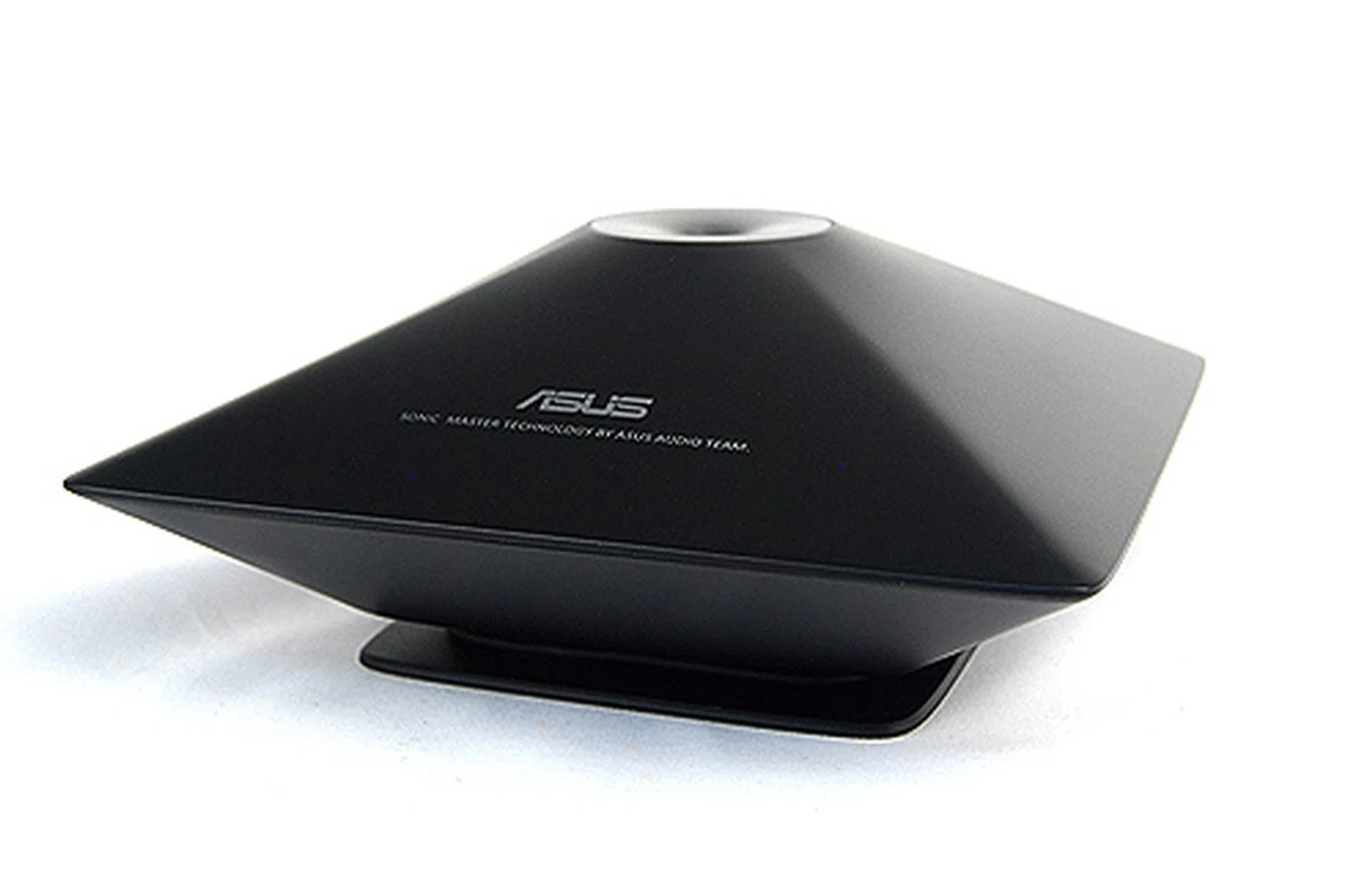 To boost the audio capabilities of the ASUS ET2411INTI, the unit comes bundled with a SonicMaster subwoofer, specially designed by ASUS' Golden Ear team. However its effectiveness in real usage is minimal and if you do want better audio from your AIO machine, our advice is to invest in a good dedicated speaker set.