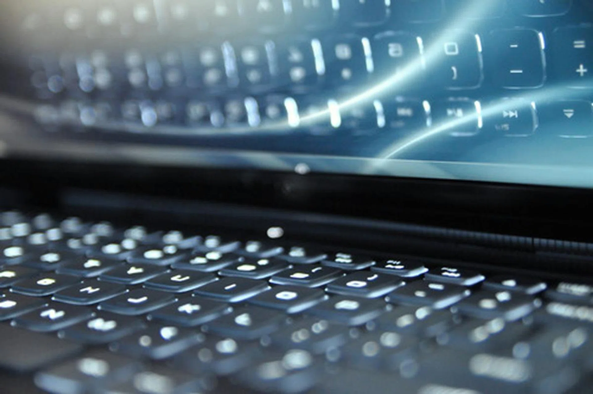 Backlit keys are always welcome. Without them, it is like trying to spell “Premium” without the “P” and it just doesn’t make sense. It looks pretty, yes?