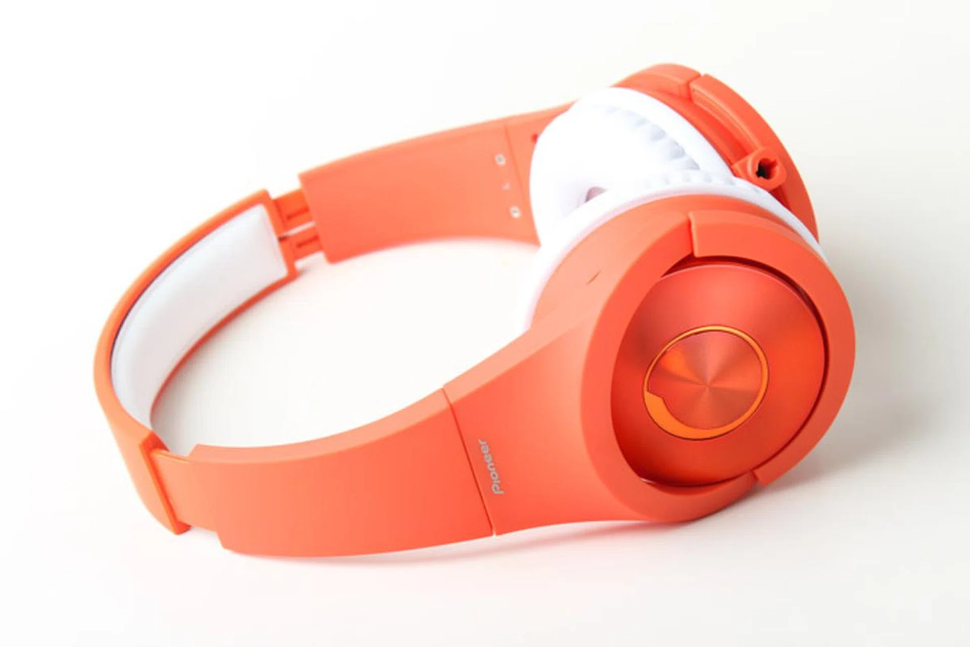 The Pioneer SE-MX7 in orange.