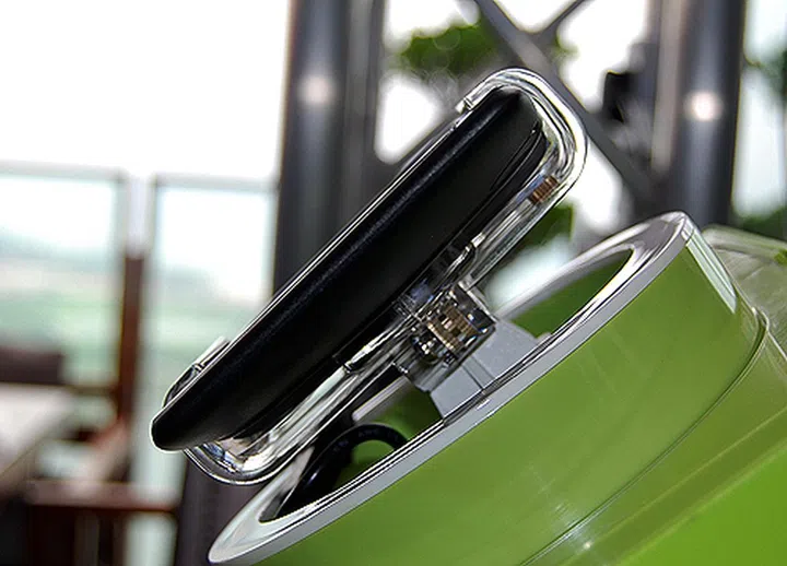 Despite the large dimensions, the Via 620 actually has a pretty slim profile. TomTom says great pains were taken to design the Via 620 in a such way that even with the large display, it won't be too intrusive such that it blocks the view of drivers.