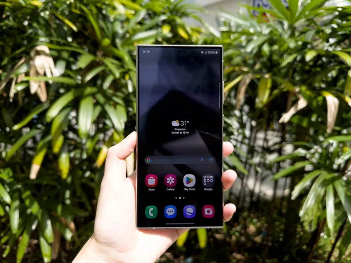 The front display of the Samsung Galaxy S24 Ultra is protected by Corning Gorilla Armour, which helps to reduce glares up to 75%. Photo: HWZ