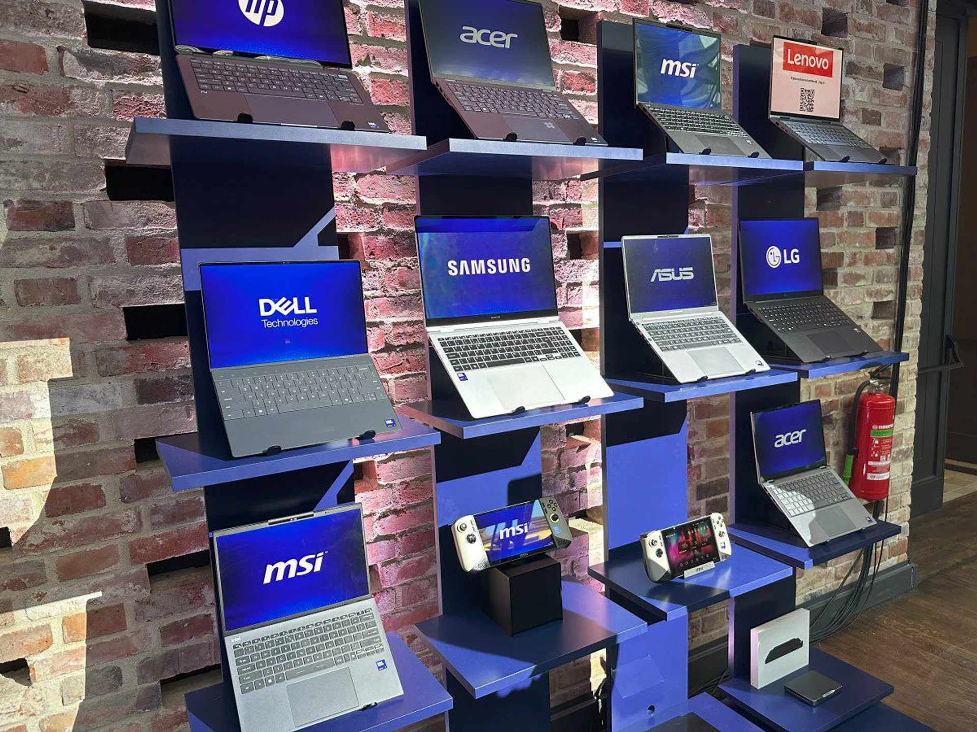 Wall of Intel Core Ultra Series 2 notebooks. Photo: HWZ 