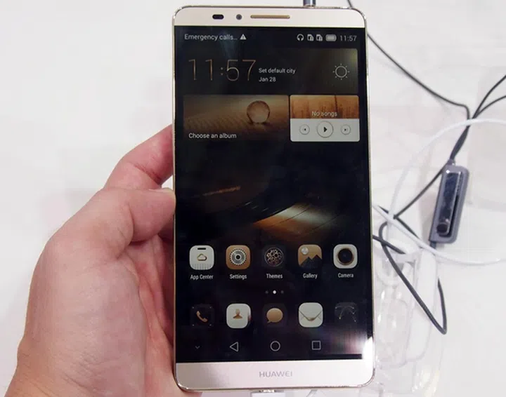The Huawei Ascend Mate 7 seen here sports a champagne gold finish. Its bezel is also ultra-thin at 2.9mm.