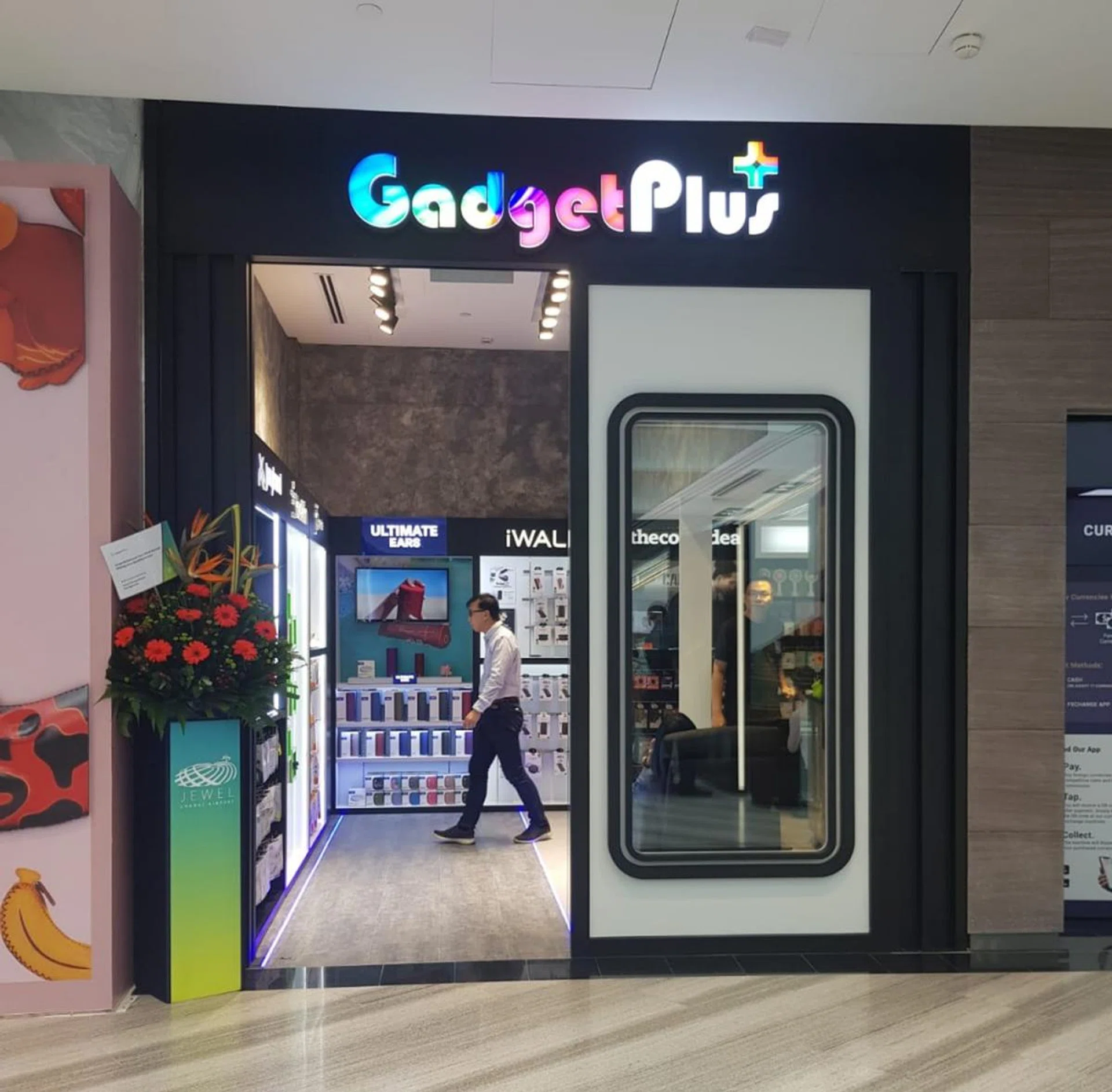 GadgetPlus is the only tech-related store that's open now.