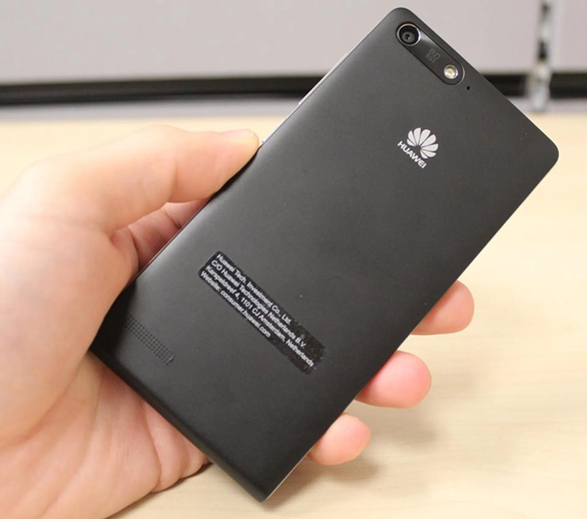 The matte back texture means that fingerprints and smudges won't be an issue on the Huawei Ascend G6 4G. It also contributes to a better handling experience of the phone.