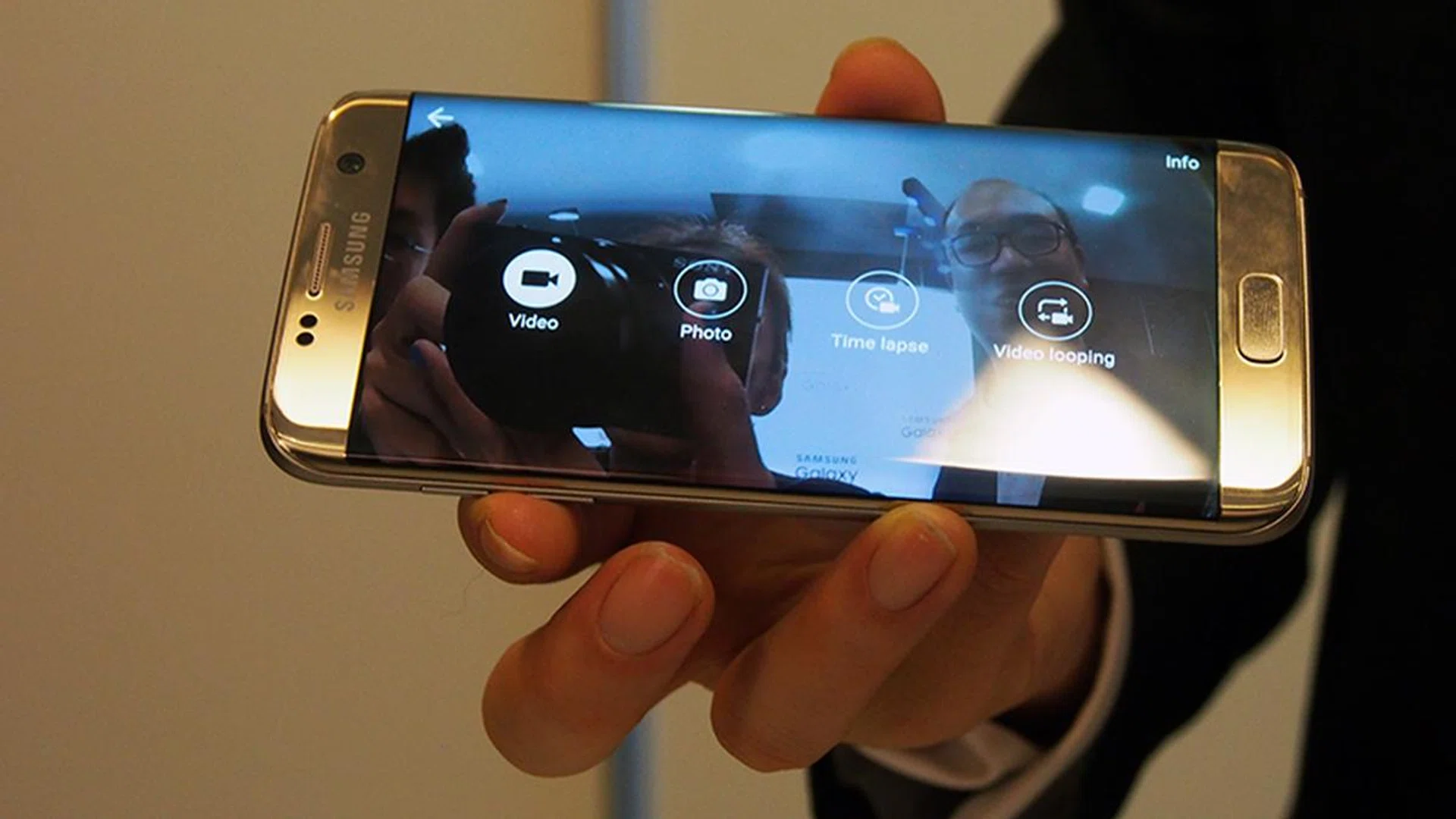 The Gear 360 app is required if you want to control the VR camera via a compatible Samsung smartphone. Here, we see a menu with possible options for creating VR footage or images.