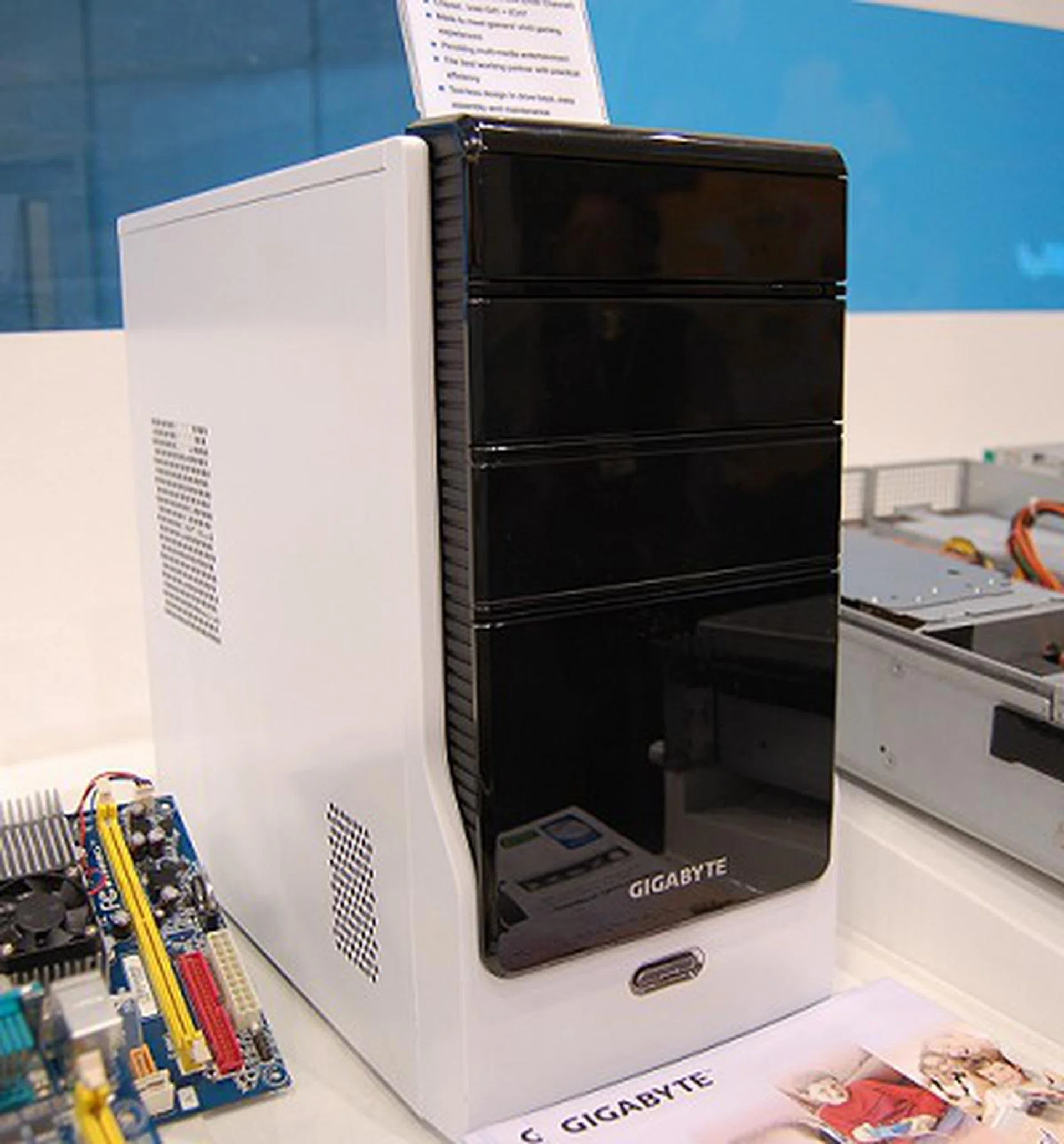  The Gigabyte BCD is a simple but pleasantly designed complete Core 2 Duo/Quad machine based on the Intel G41 platform.  