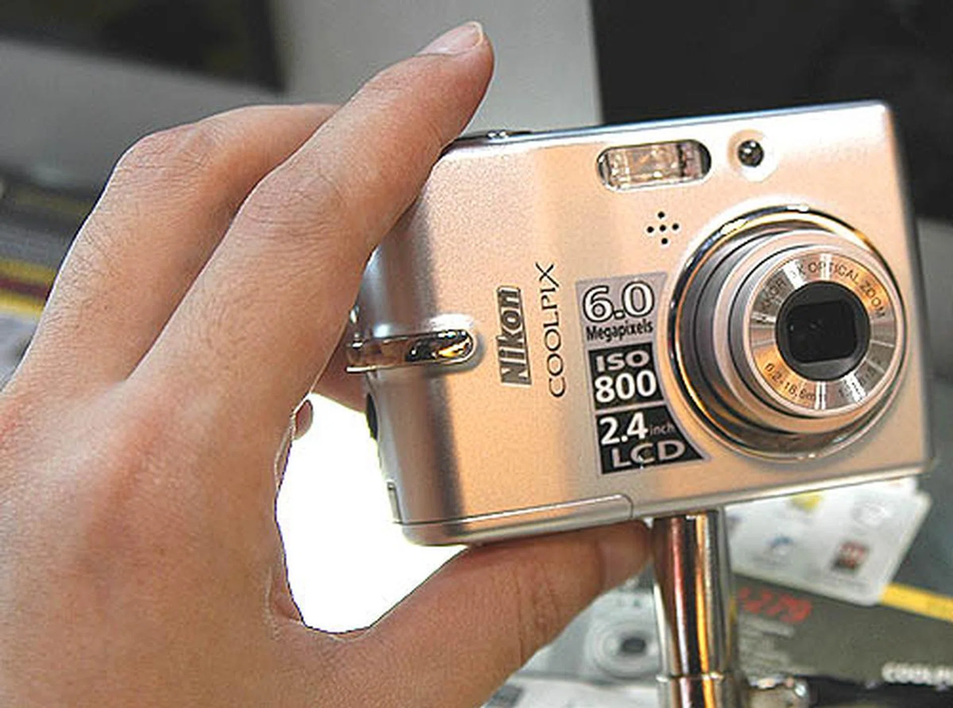  Nikon showcased two of their newer compact digital cameras at their booth, the Coolpix L10 (5.0-Megapixel) and L11 (6.0-Megapixel). Besides the difference in resolution, the L11 has a slightly larger LCD at 2.4-inch compared to the 2.0-inch of the L10. Otherwise, these two cameras are almost identical in features. They are on sale for S$279 and S$329 respectively and comes with a whole host of free gifts you don't want to miss out on.  