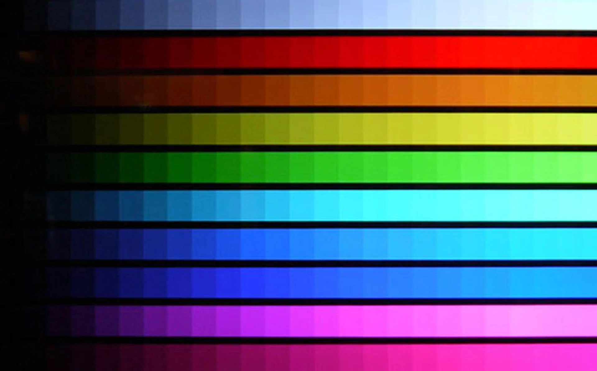 DisplayMate's Color Scales Test: The ES8000 exhibited excellent color gradations except for 'abrupt darkening' issues on the darker scales. Black depths were satisfactory although the panel is susceptible to clouding tendencies due to its aggressive LED backlights.  