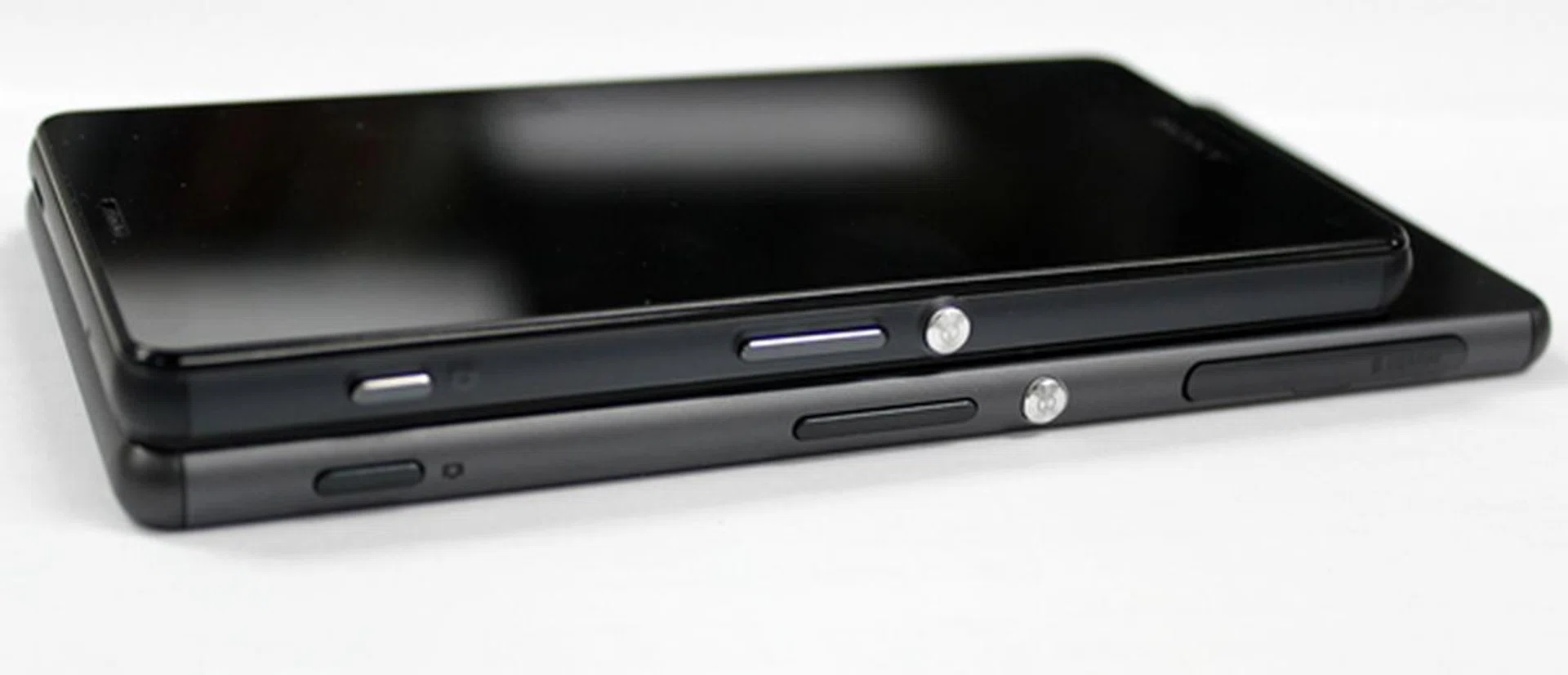 We prefer the improved aesthetics and ergonomics of the Sony Xperia Z3 and Z3 Compact. The difference between the two is the choice of materials used for the frame; the Z3 uses aluminium while the Z3 Compact utilizes smooth plastic (with a semi transparent top layer that gives the device a premium feel).