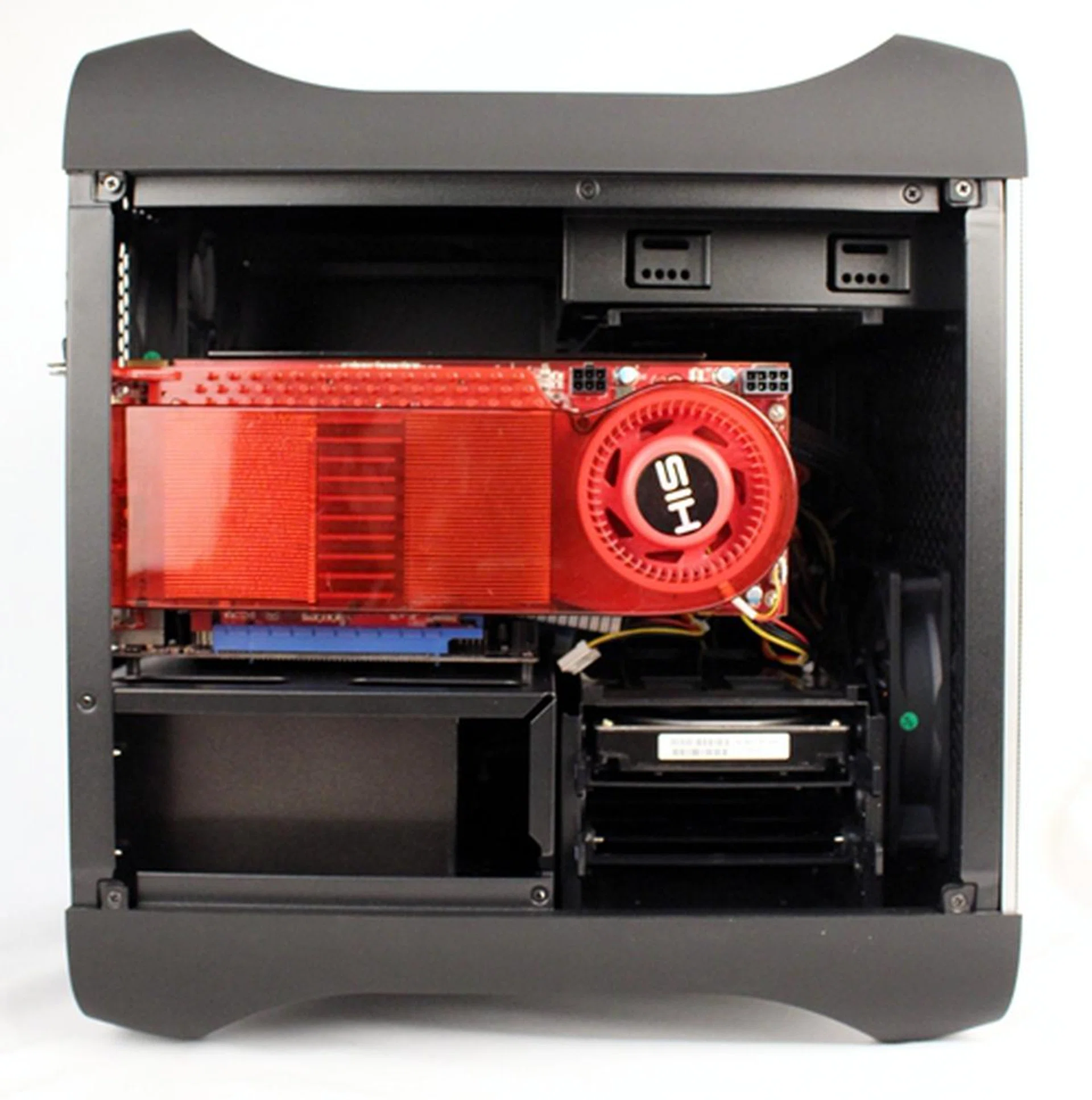 With all our test components installed, the front view presents a nice and tidy situation.