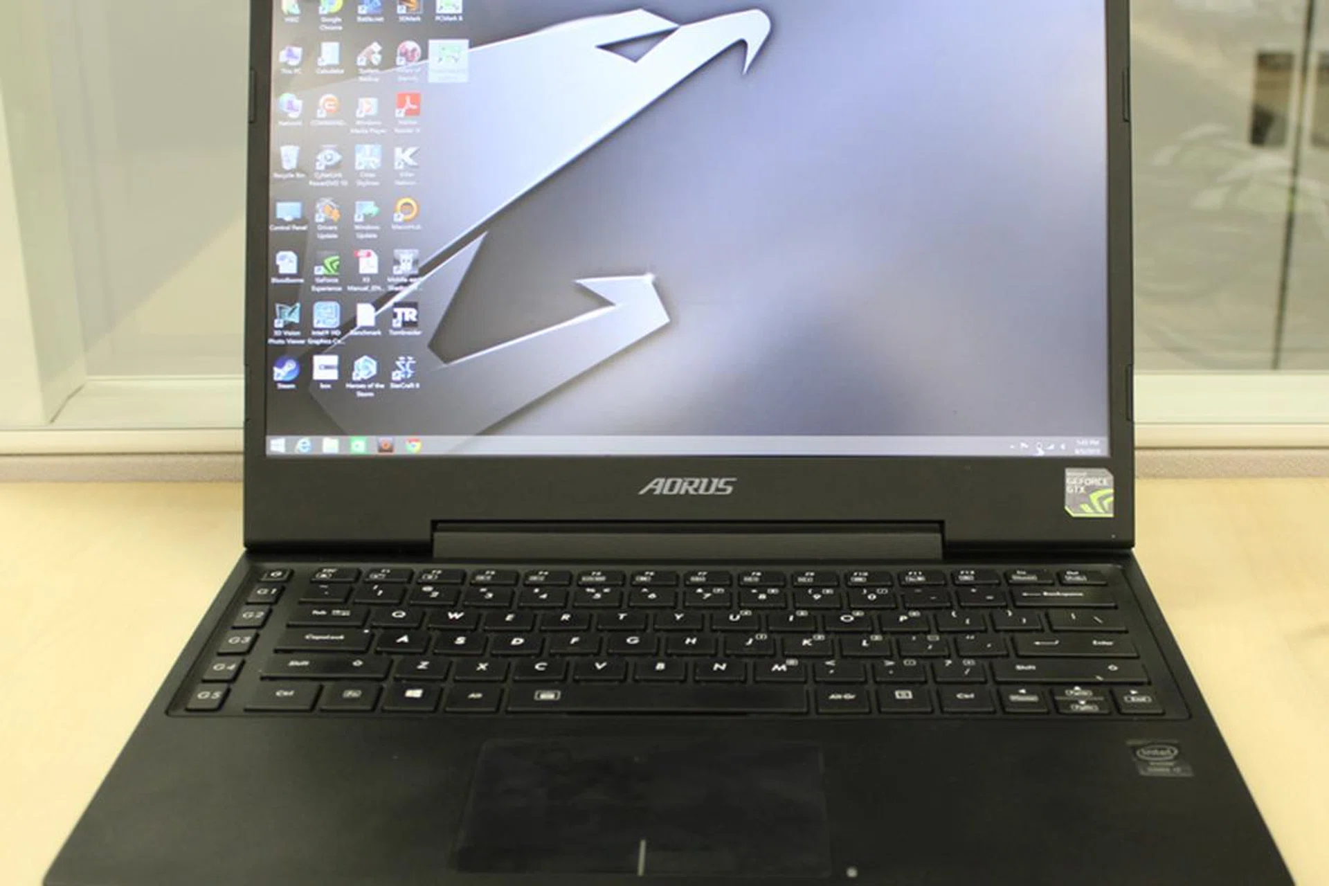 The Aorus X3 Plus V3 might look very familiar. The chassis it uses is basically the same one as the X7 Pro, only smaller and without a number pad.