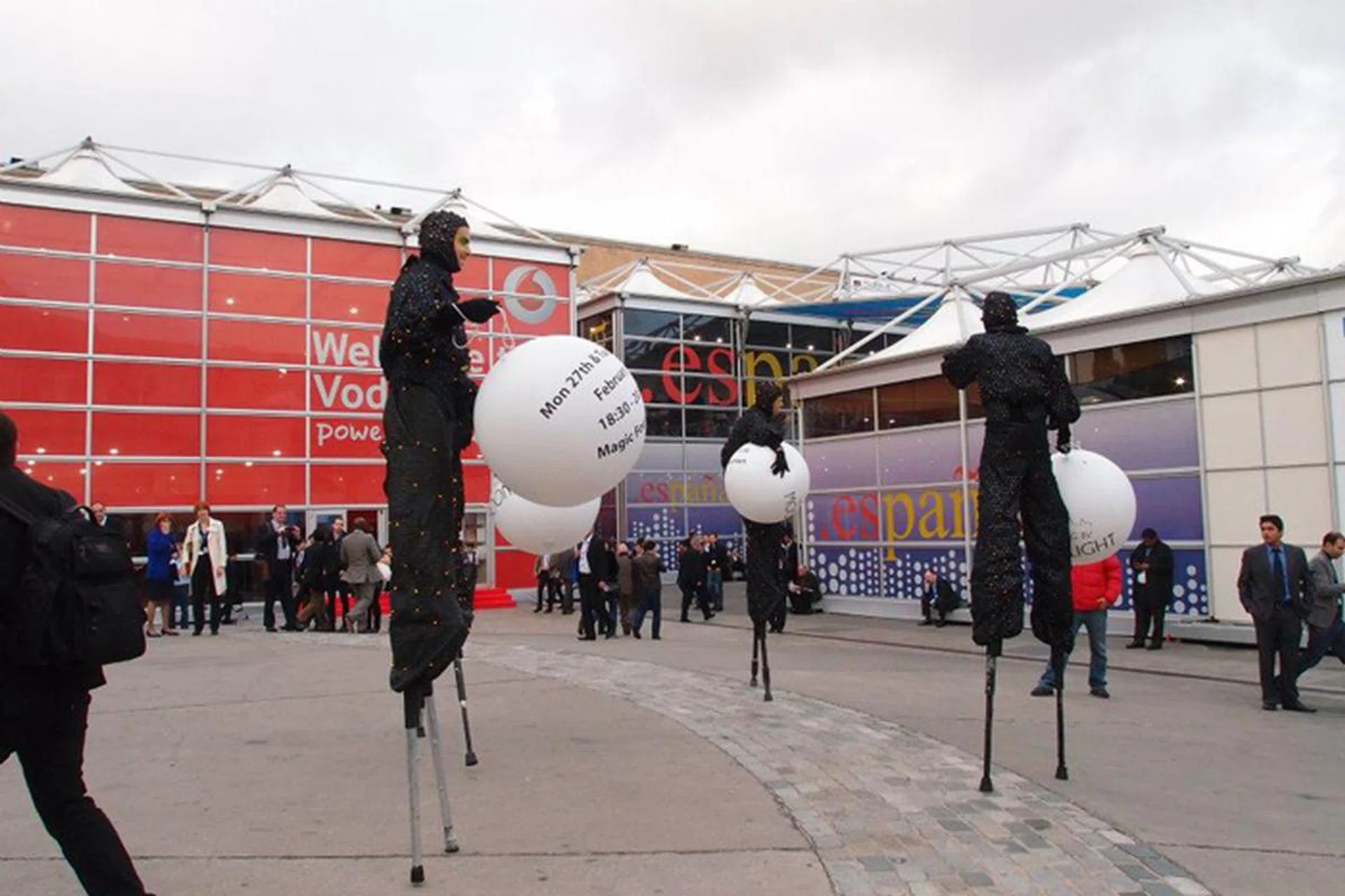 Stilt walkers, braving the cold along the avenues connecting the various halls at Fira de Barcelona.