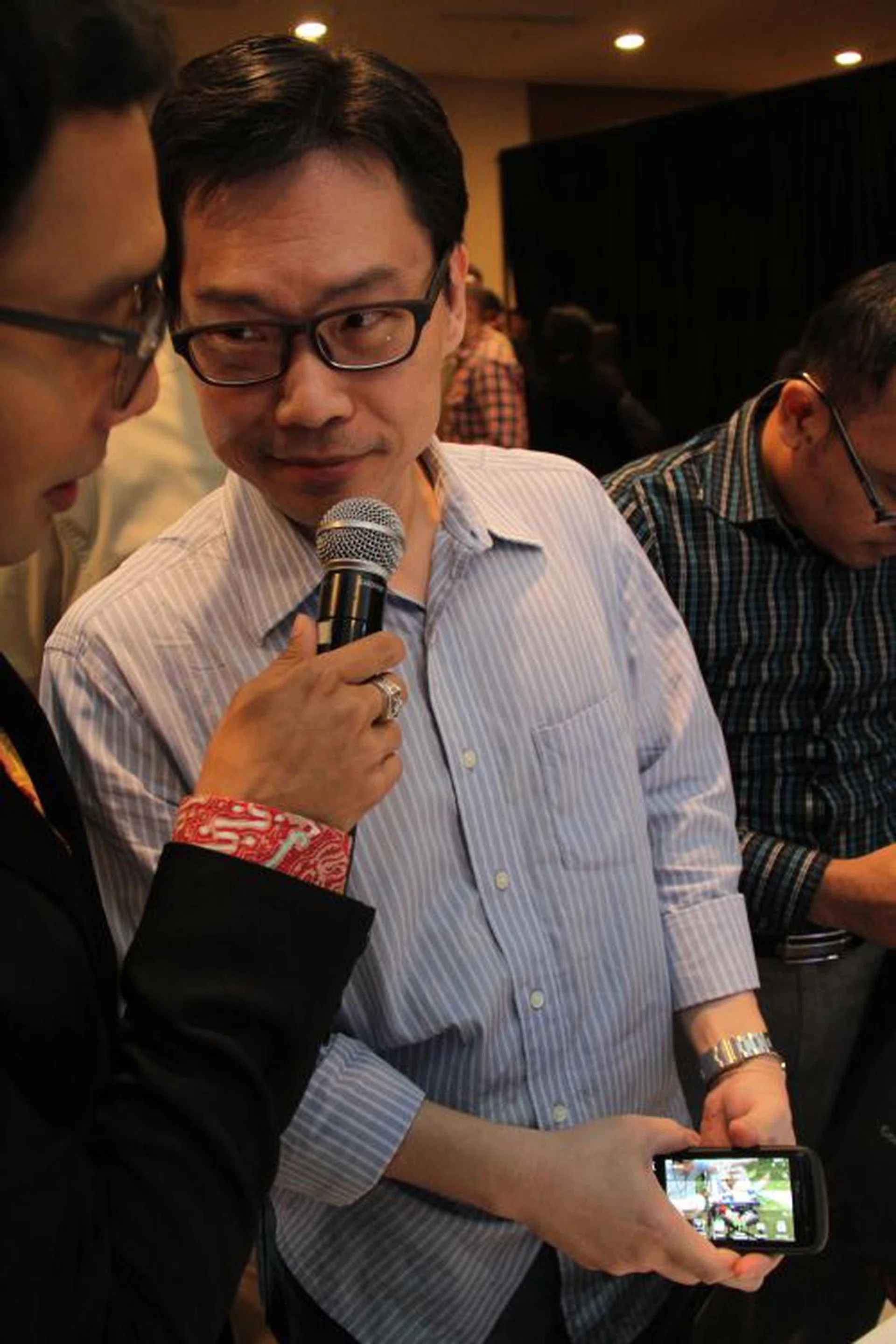 Mr. Martin Wijaya, Chief Editor for our regional sister technology magazine HWM Indonesia, having been to several BlackBerry launches in Indonesia, said that this global launch is the best he's seen to date. He also expressed pleasant surprise with the direction RIM has taken by giving the Curve 9380 a full touch-screen treatment. 