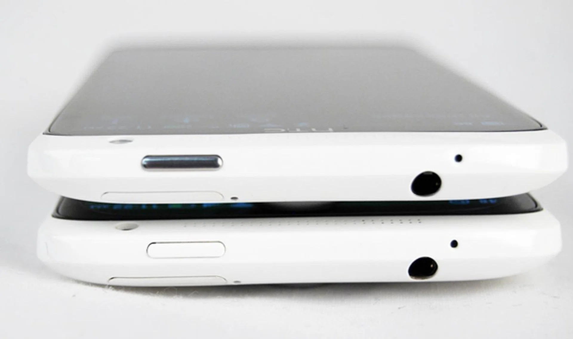 The third method to identify the HTC One X+ (top) is the metallic Power / Lock button at the top.