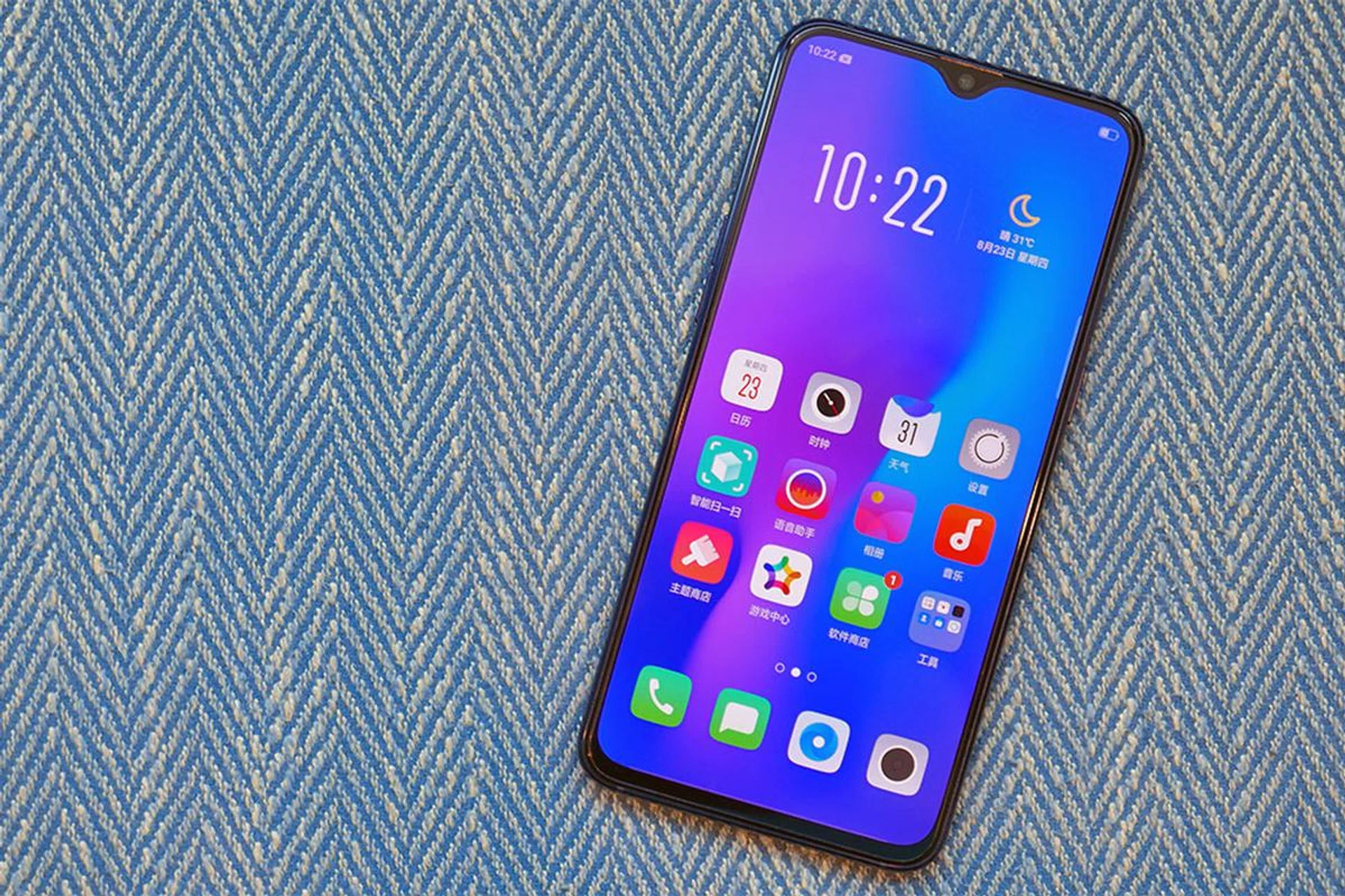The R17 has a very good 91.5% screen-to-body ratio. The notch is distinctive but unobtrusive, and there isn't much of a "chin" either.